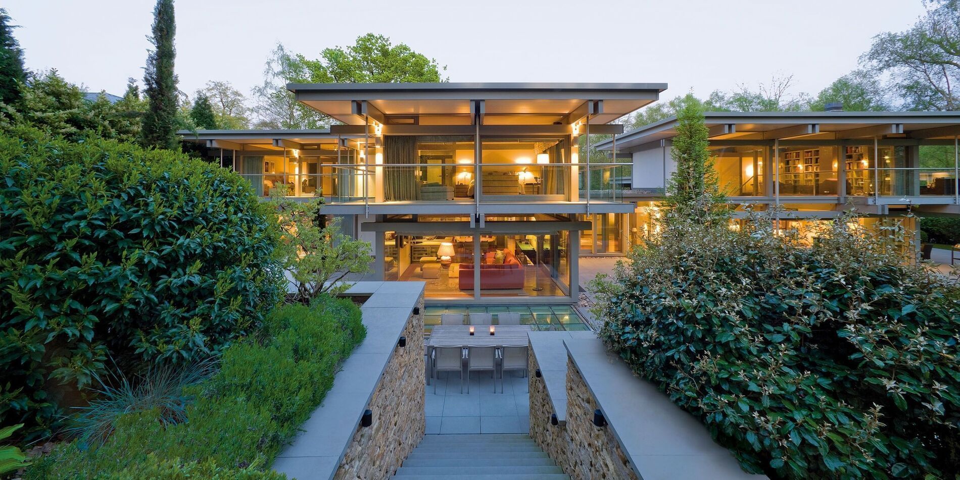 Modernes Flachdachhaus mit klaren Linien und Natur Exklusives modernes Flachdachhaus in harmonischer Landschaft