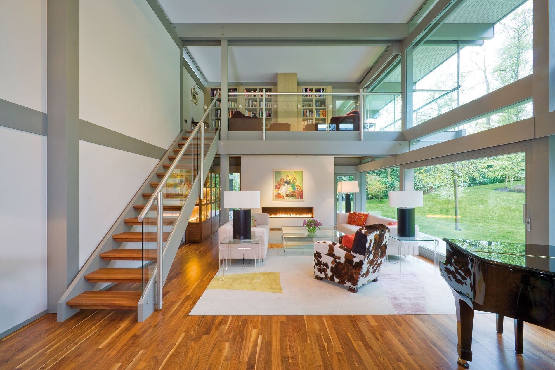 Modernes Traumhaus mit Flachdach und elegantem Design Helles, offenes Wohnzimmer mit klaren Linien und stilvollen Möbeln