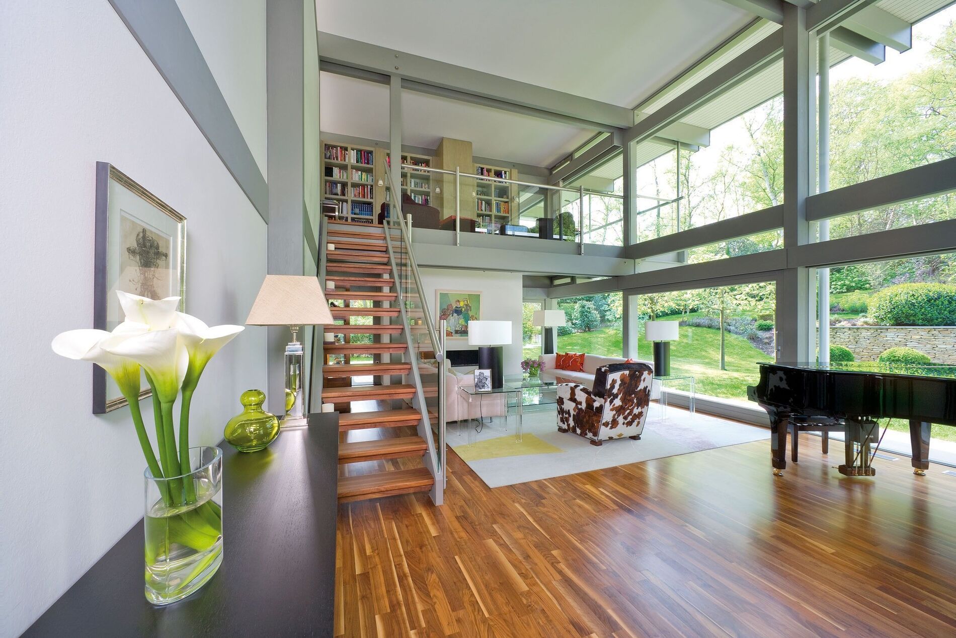 Modernes Flachdach-Traumhaus mit klaren Linien Elegantes Wohnzimmer mit großer Fensterfront und Holztreppe