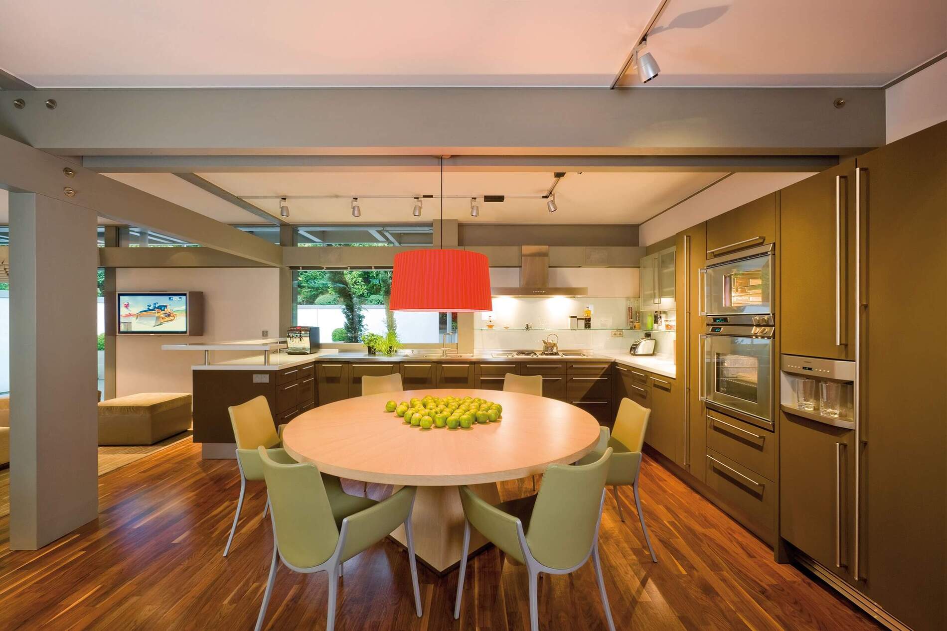Moderne Küche mit klaren Linien und hochwertiger Ausstattung Offene, moderne Küche mit Esstisch und stilvollem Design