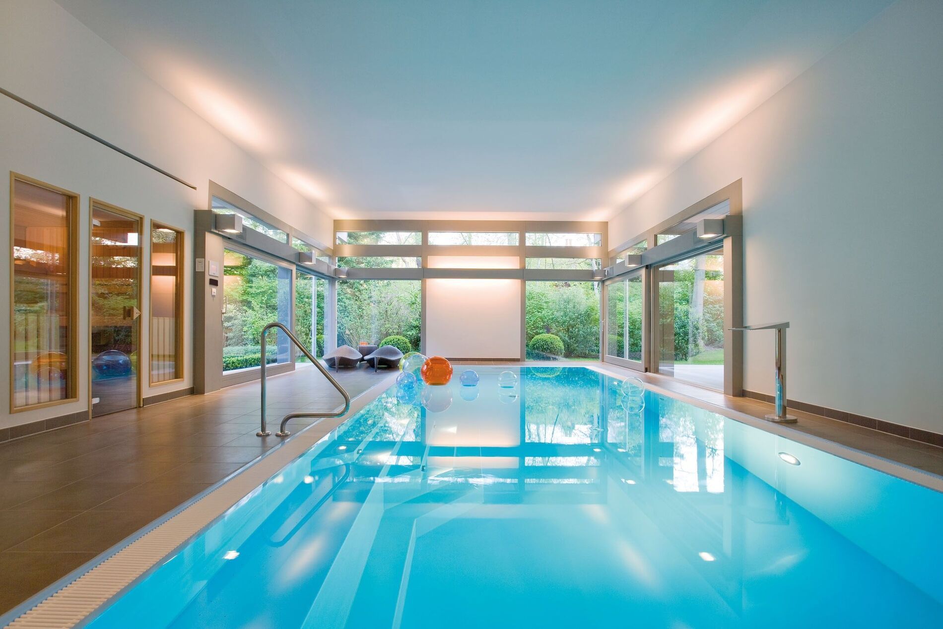 Innenansicht eines modernen Hauses mit Schwimmbad und großen Fenstern