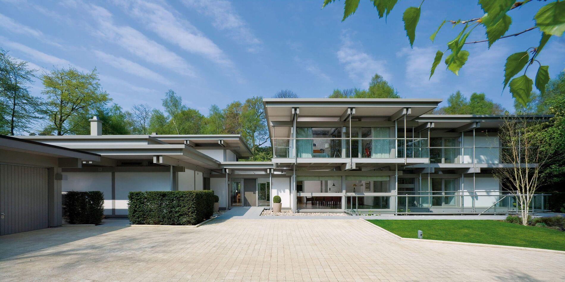 Modernes Flachdachhaus mit klaren Linien Exklusives Traumhaus mit hochwertiger Architektur und Materialien