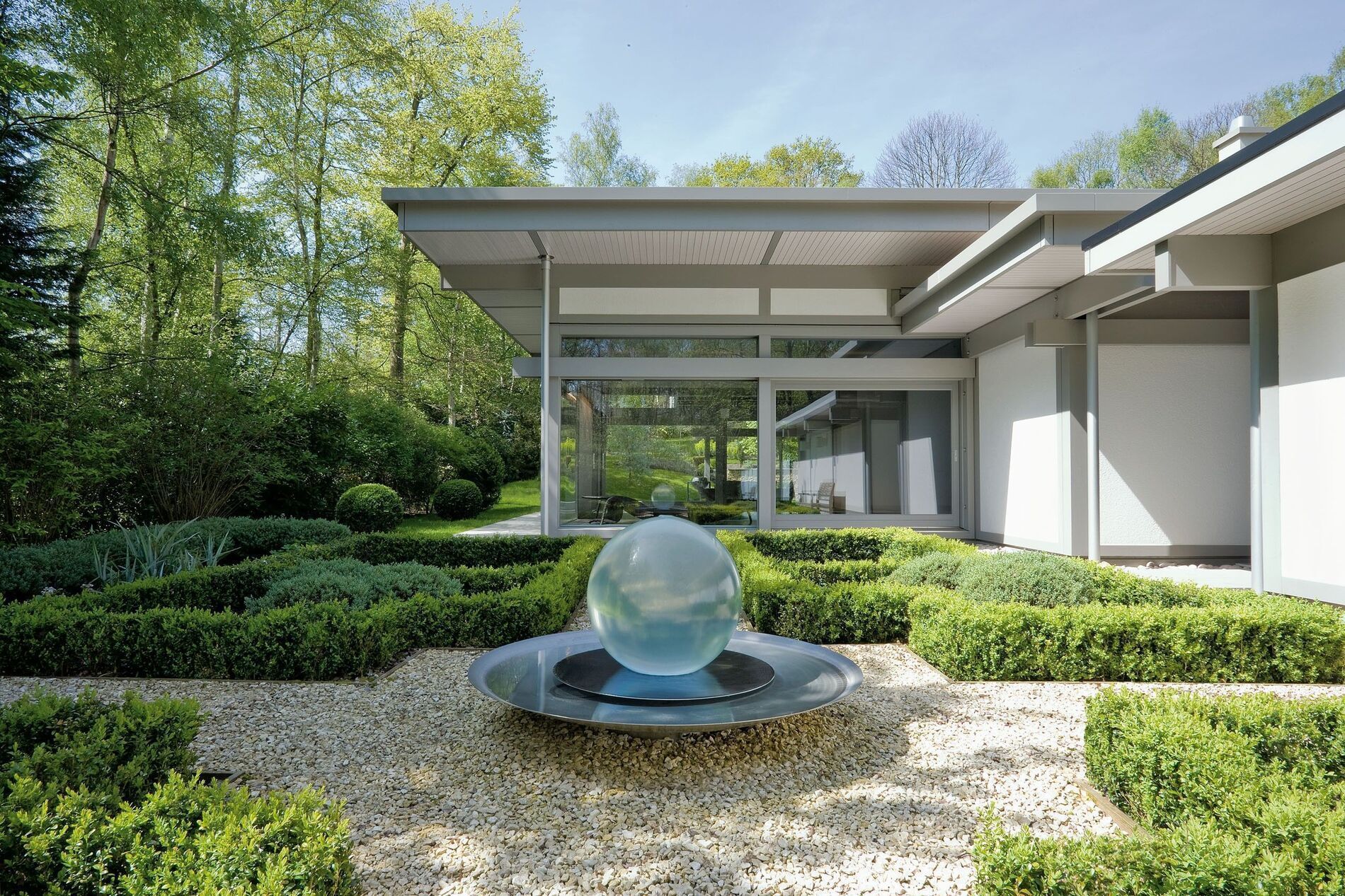 Modernes Flachdach Traumhaus in naturnaher Umgebung Exklusives modernes Haus mit klaren Linien und schönem Garten