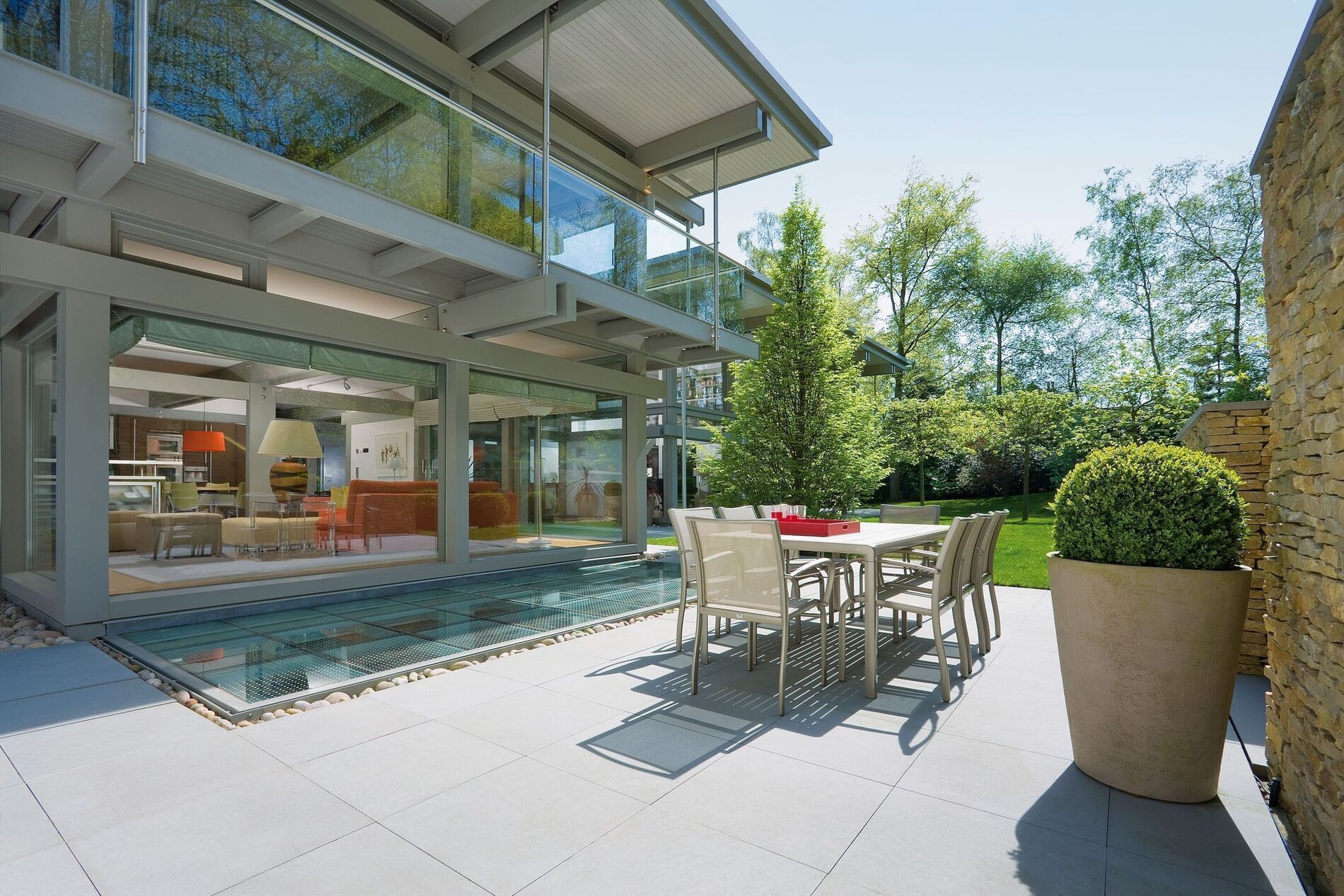 Modernes Flachdach Traumhaus mit Gartenansicht Exklusiver Lebensraum mit klaren Linien und hochwertiger Architektur
