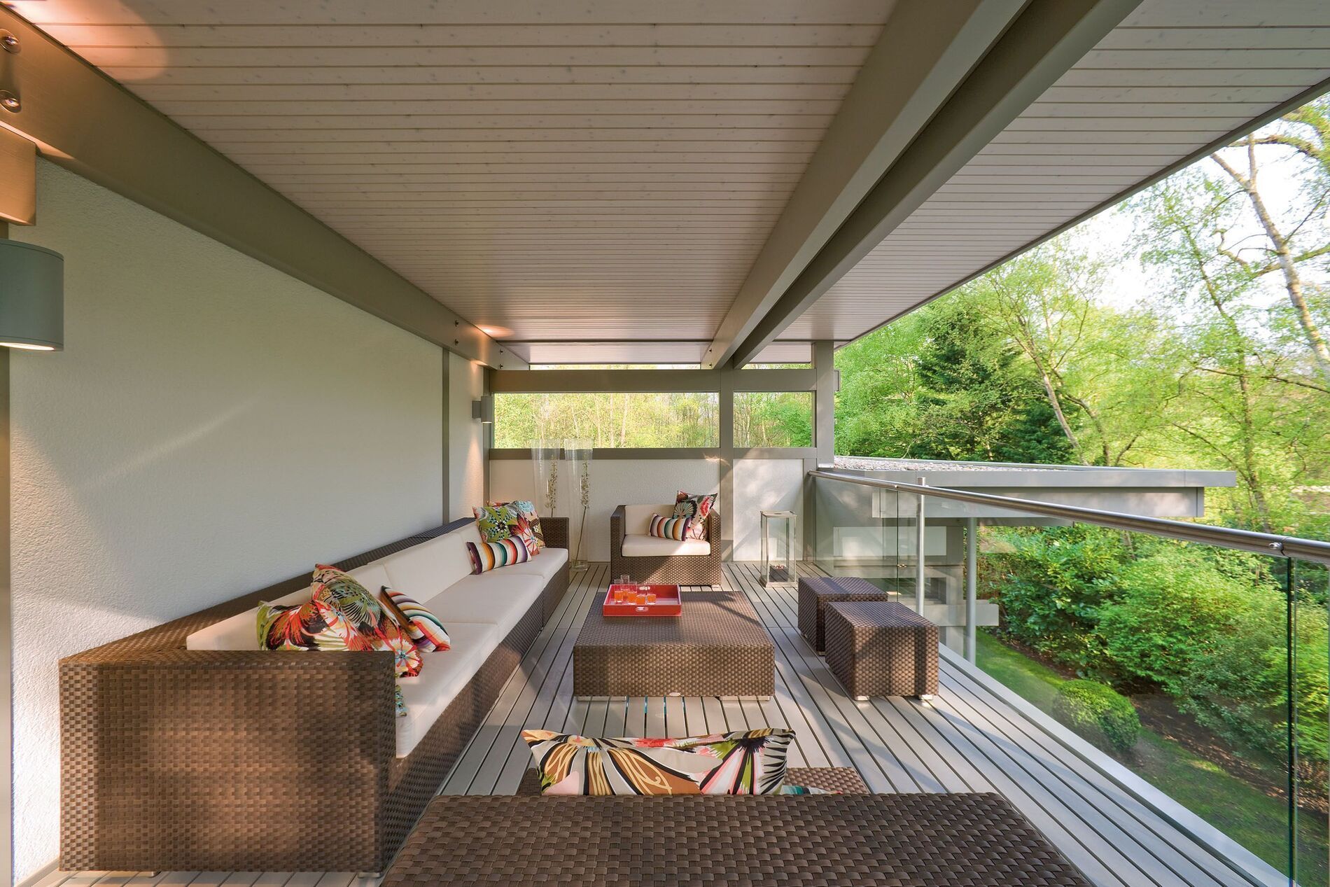 Modernes Traumhaus mit Flachdach und klaren Linien Exklusiver Wohnraum mit stilvollen Möbeln und Naturblick