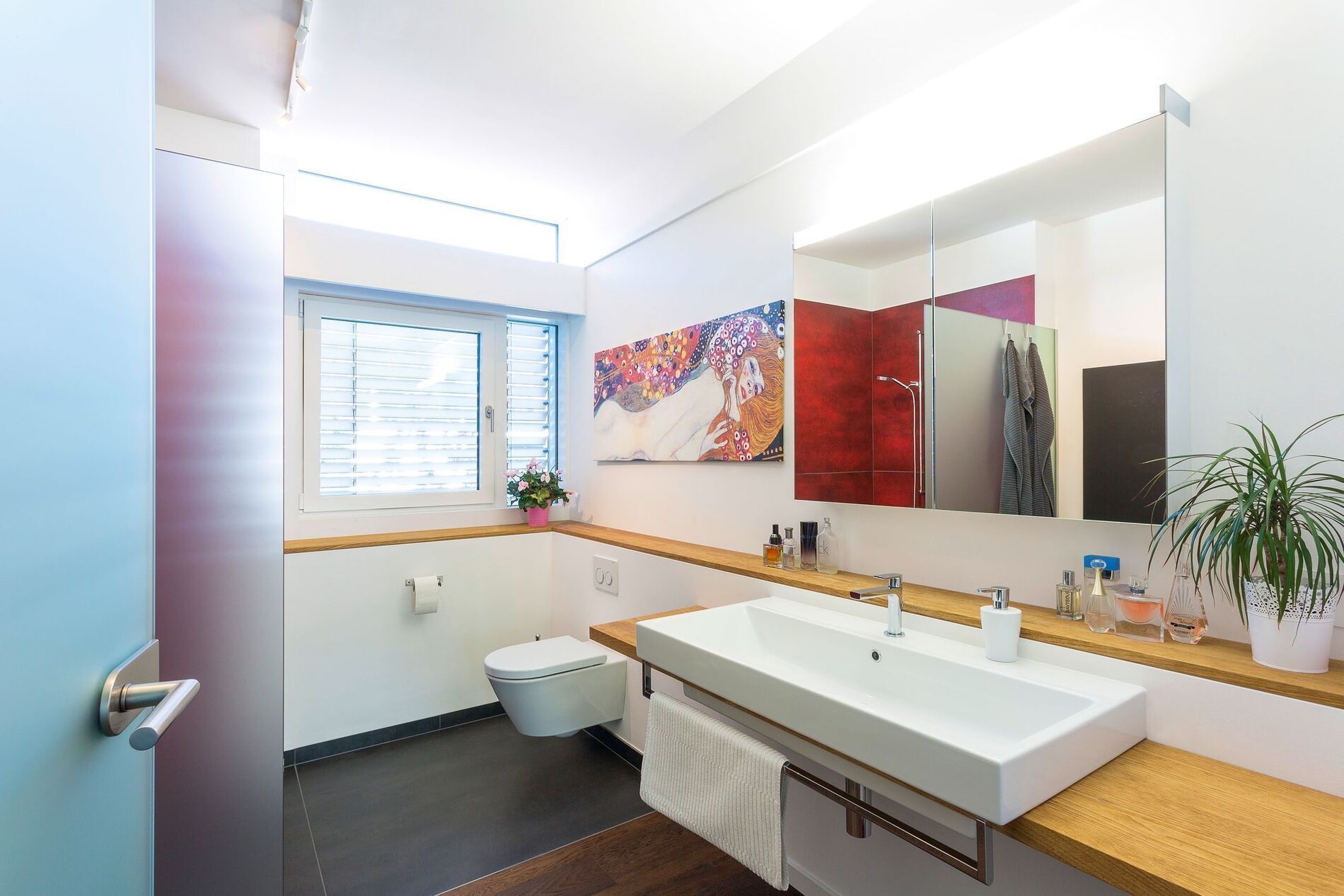 Modernes Badezimmer mit klarer Architektur Elegantes Badezimmer mit Holzdetails und modernen Sanitäreinrichtungen