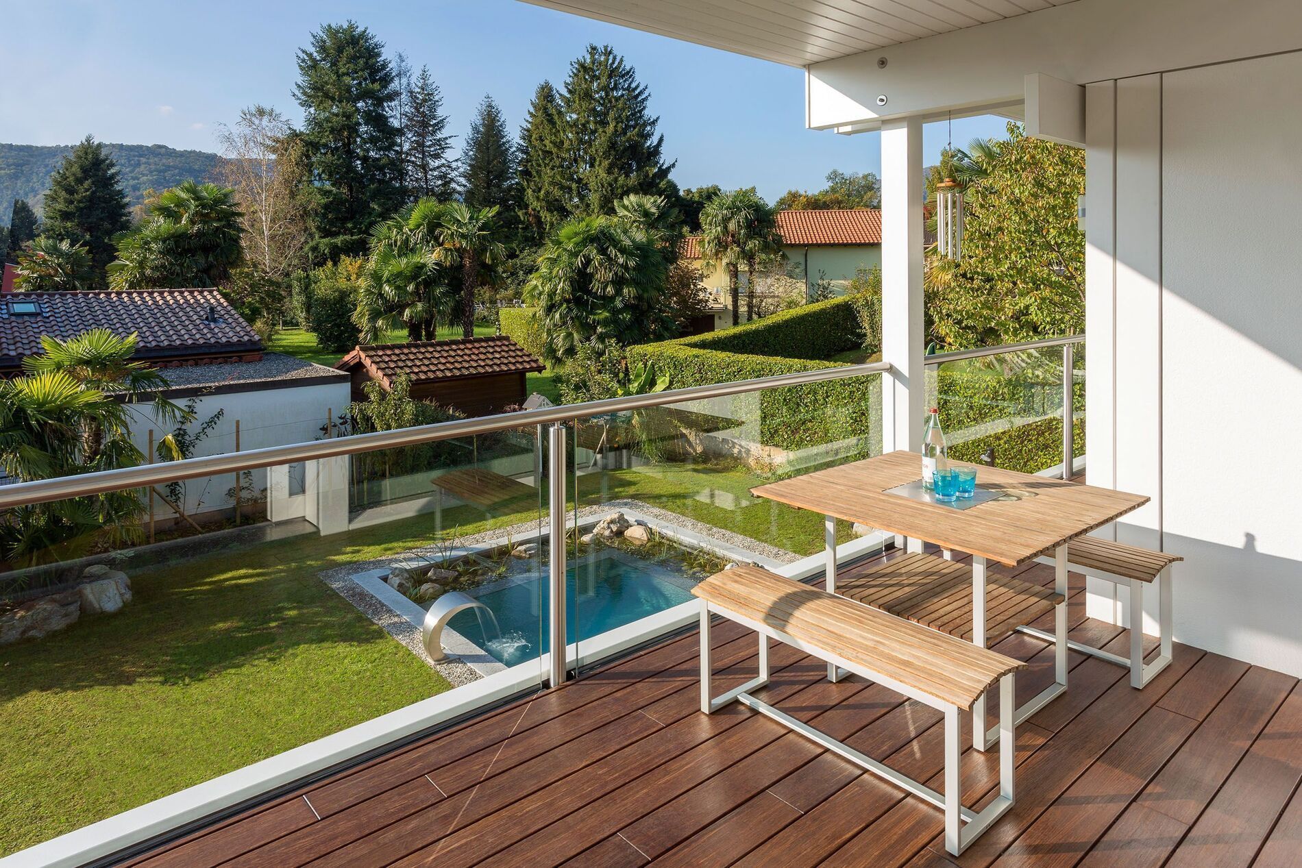 Modernes Flachdach mit eleganter Architektur und Gartenblick Ein elegantes Flachdach mit Blick auf einen gepflegten Garten und Pool