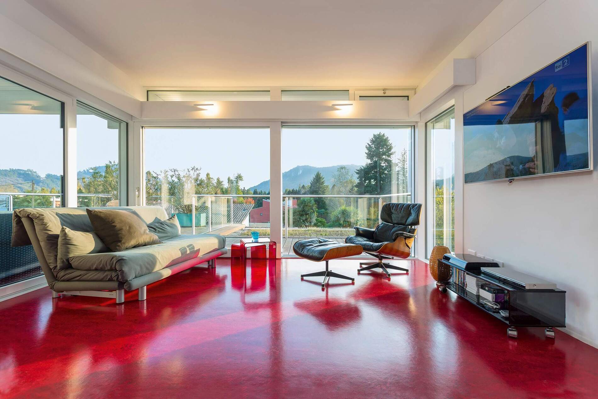 Modernes Flachdach mit eleganter Wohnzimmergestaltung Helles Wohnzimmer mit klarer Architektur und modernem Design