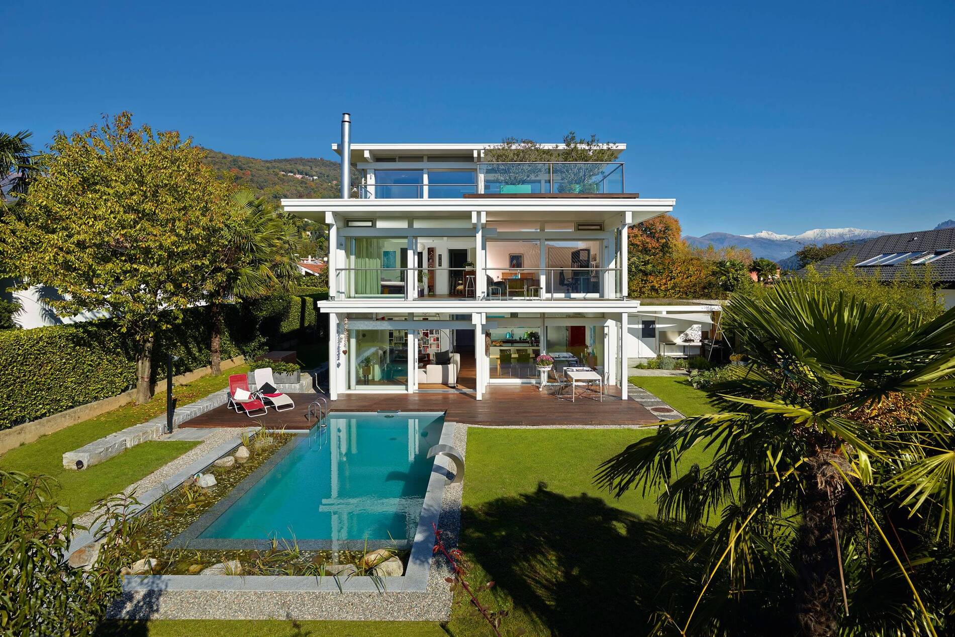 Elegantes modernes Gebäude mit klarer Architektur und Garten.