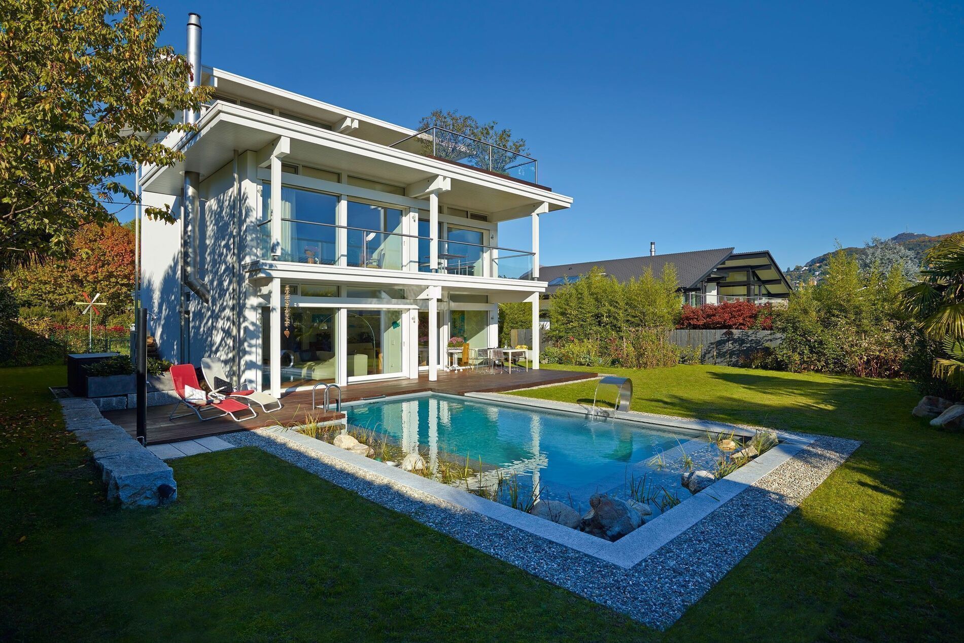 Modernes Haus mit Flachdach und Pool Ein elegantes, modernes Haus mit Pool und Garten in klarer Architektur