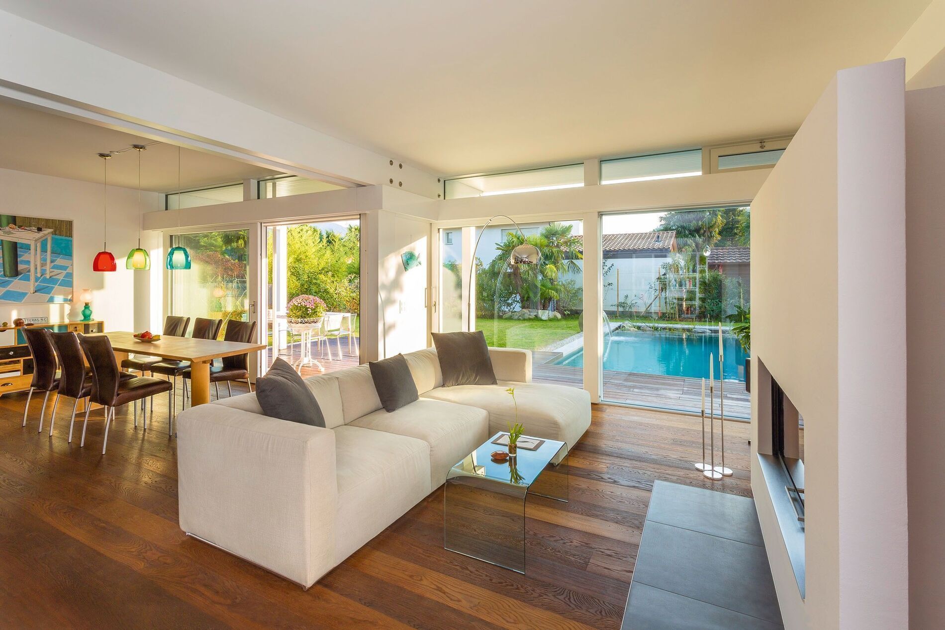 Modernes Flachdachhaus mit eleganter Innenarchitektur Heller Wohnraum mit moderner Ausstattung und Zugang zum Garten