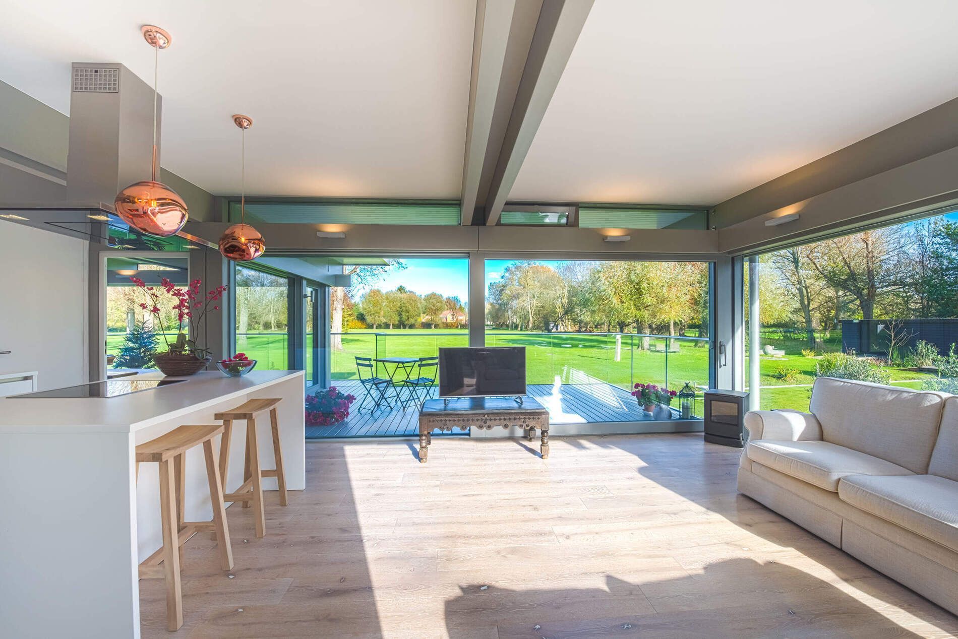 Stilvoller HUF Anbau mit harmonischem Wohnraum Moderner Wohnraum im HUF Anbau mit Blick ins Grüne