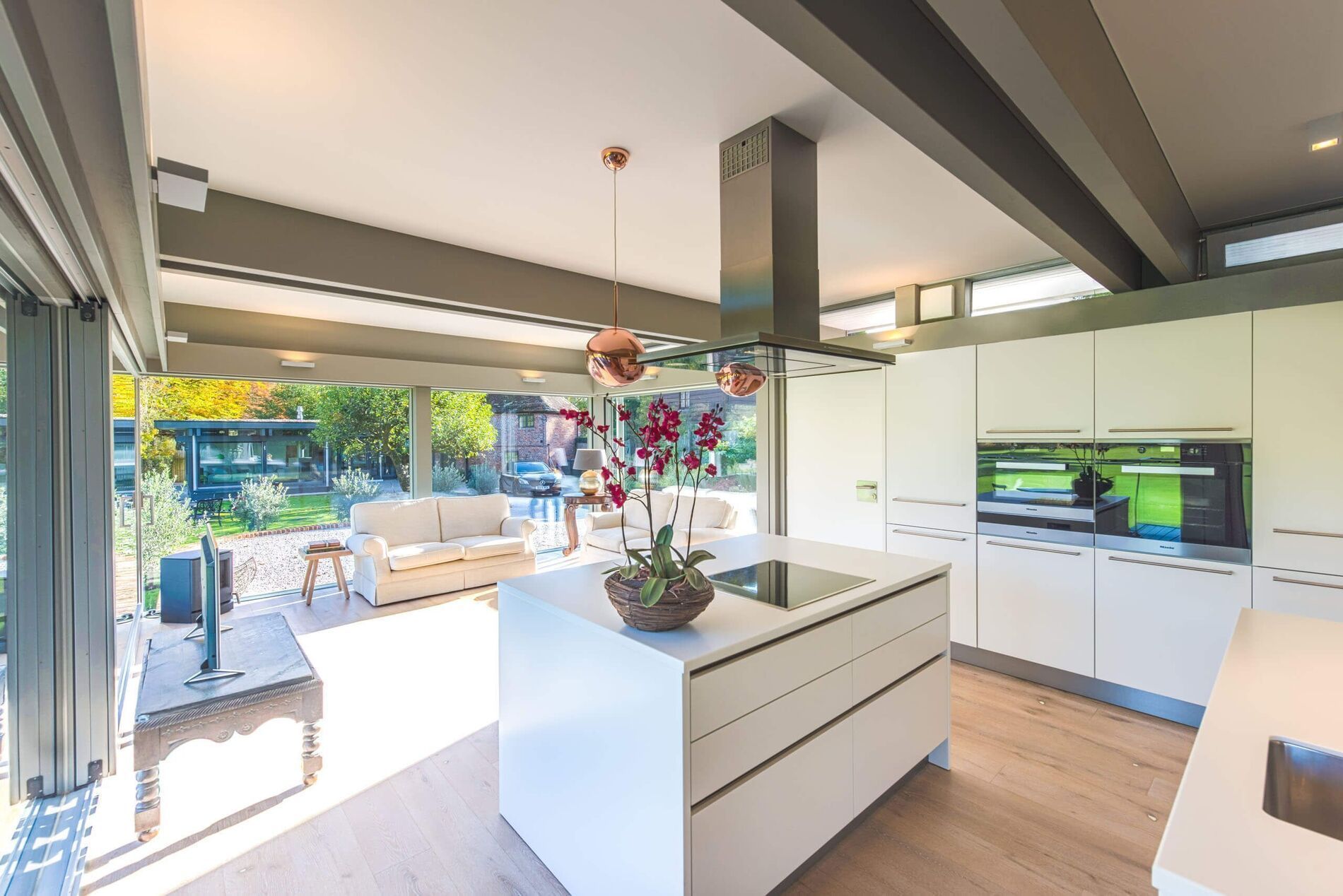 Moderne Küche mit stilvollem HUF Anbau Helle, moderne Küche mit offener Wohnlandschaft und Gartenzugang