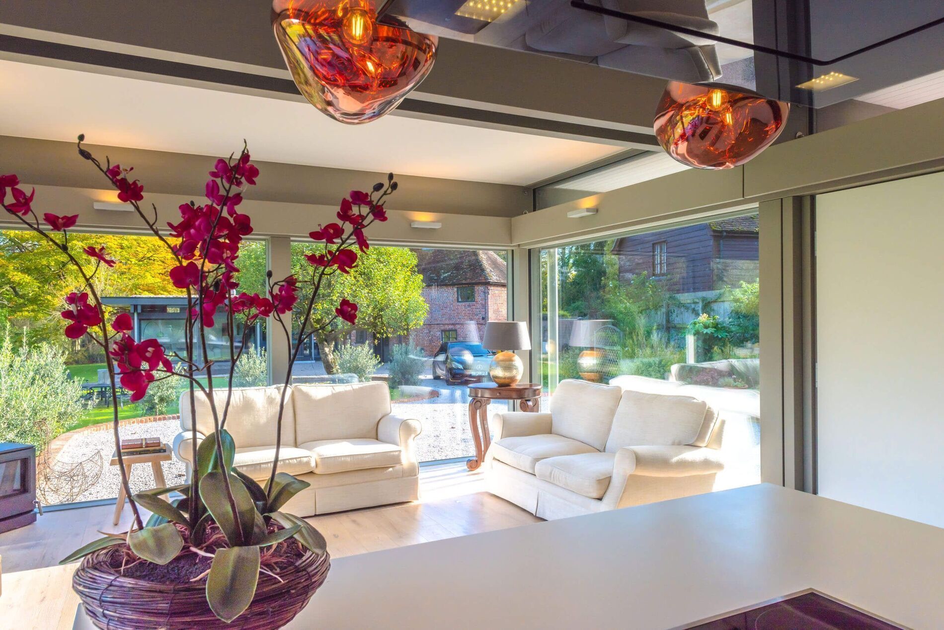 Modernes Wohnzimmer mit Blick ins Freie und stilvollen Möbeln