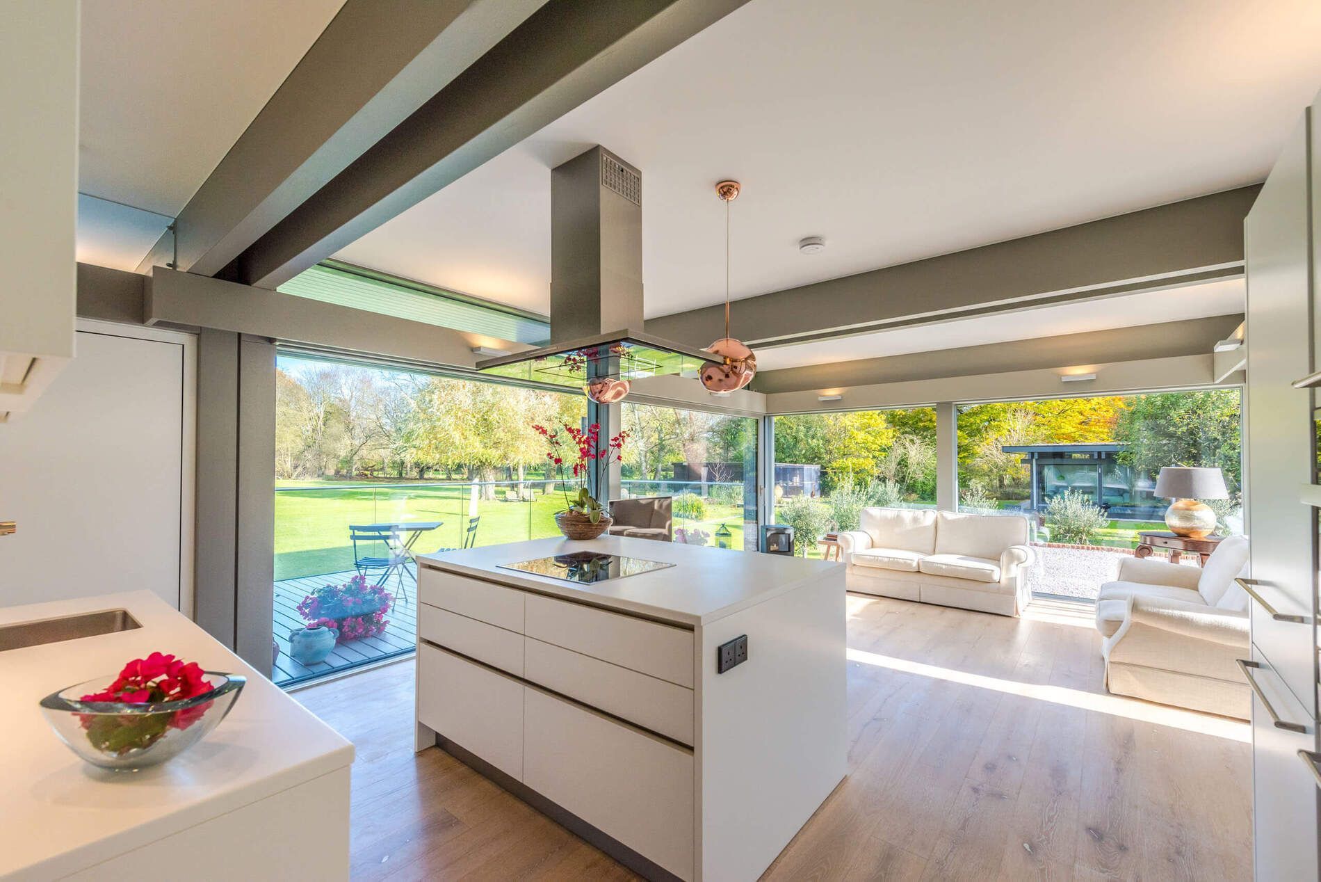 Modernes HUF Anbau mit stilvollem Wohnraum HUF Anbau integriert sich harmonisch in die Architektur des Hauses