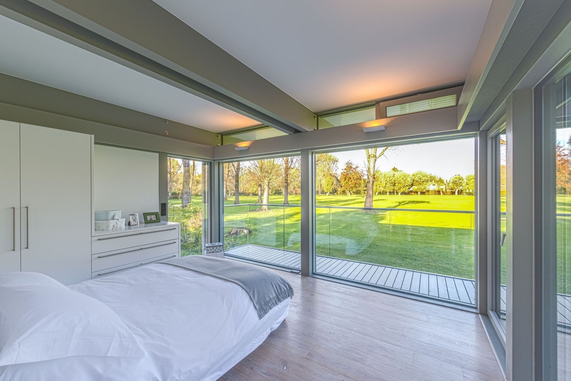 Stilvoller HUF Anbau mit Blick ins Grüne Moderne Schlafräume im HUF Anbau mit großzügigen Fensterflächen