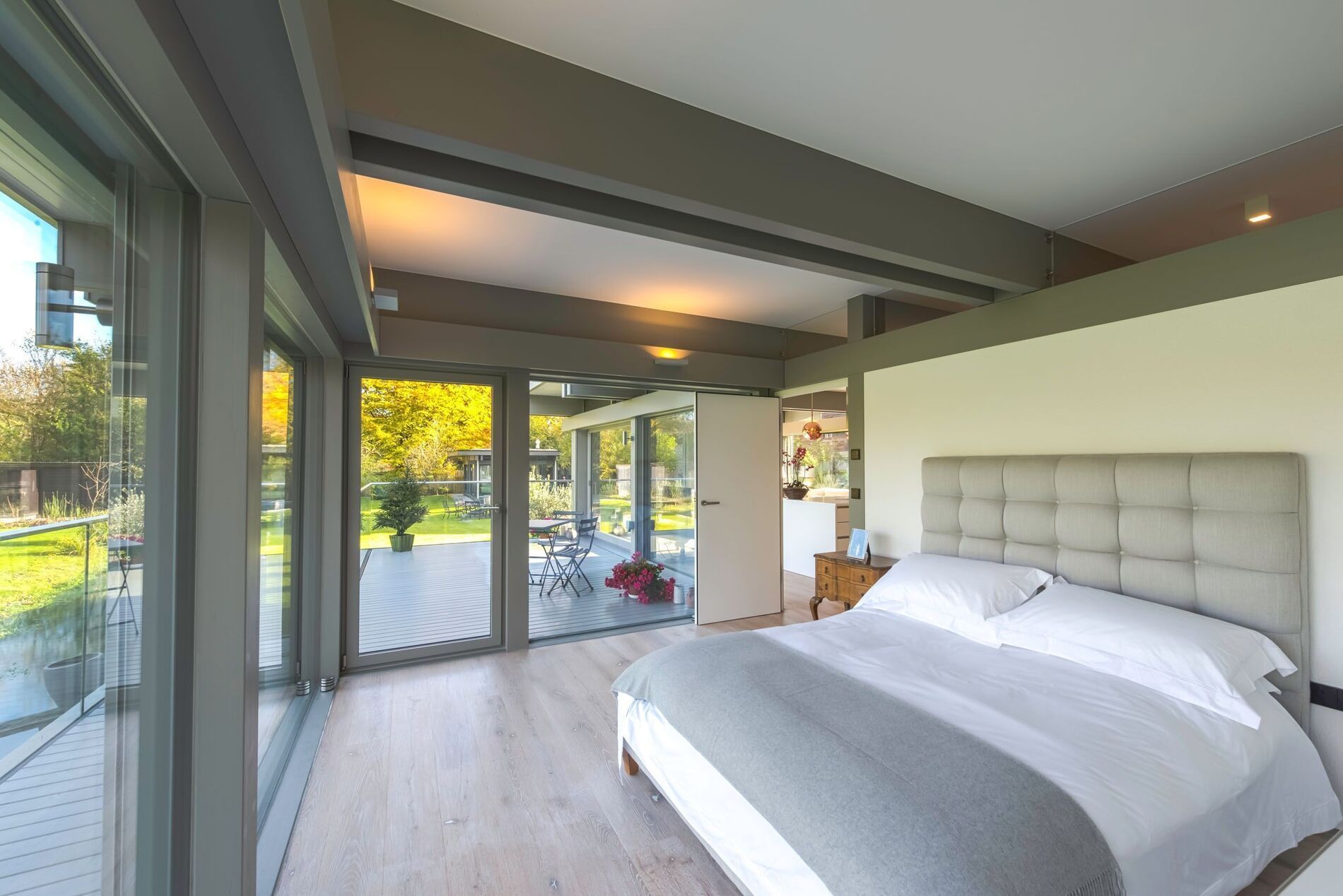 Stilvoller HUF Anbau mit harmonischem Wohnraum Schlafzimmer im modernen HUF Anbau mit Blick auf den Garten