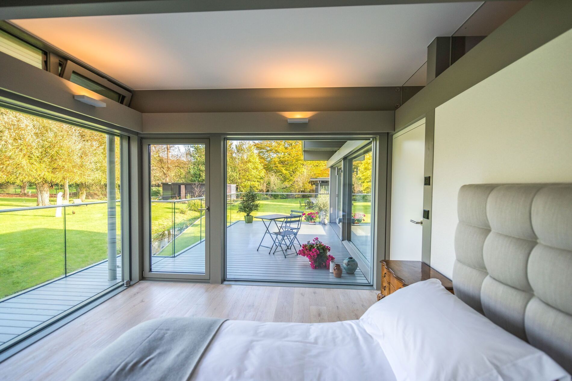 Stilvoller HUF Anbau mit großzügigem Wohnraum HUF Anbau erweitert Wohnraum mit großen Fenstern und Blick ins Freie
