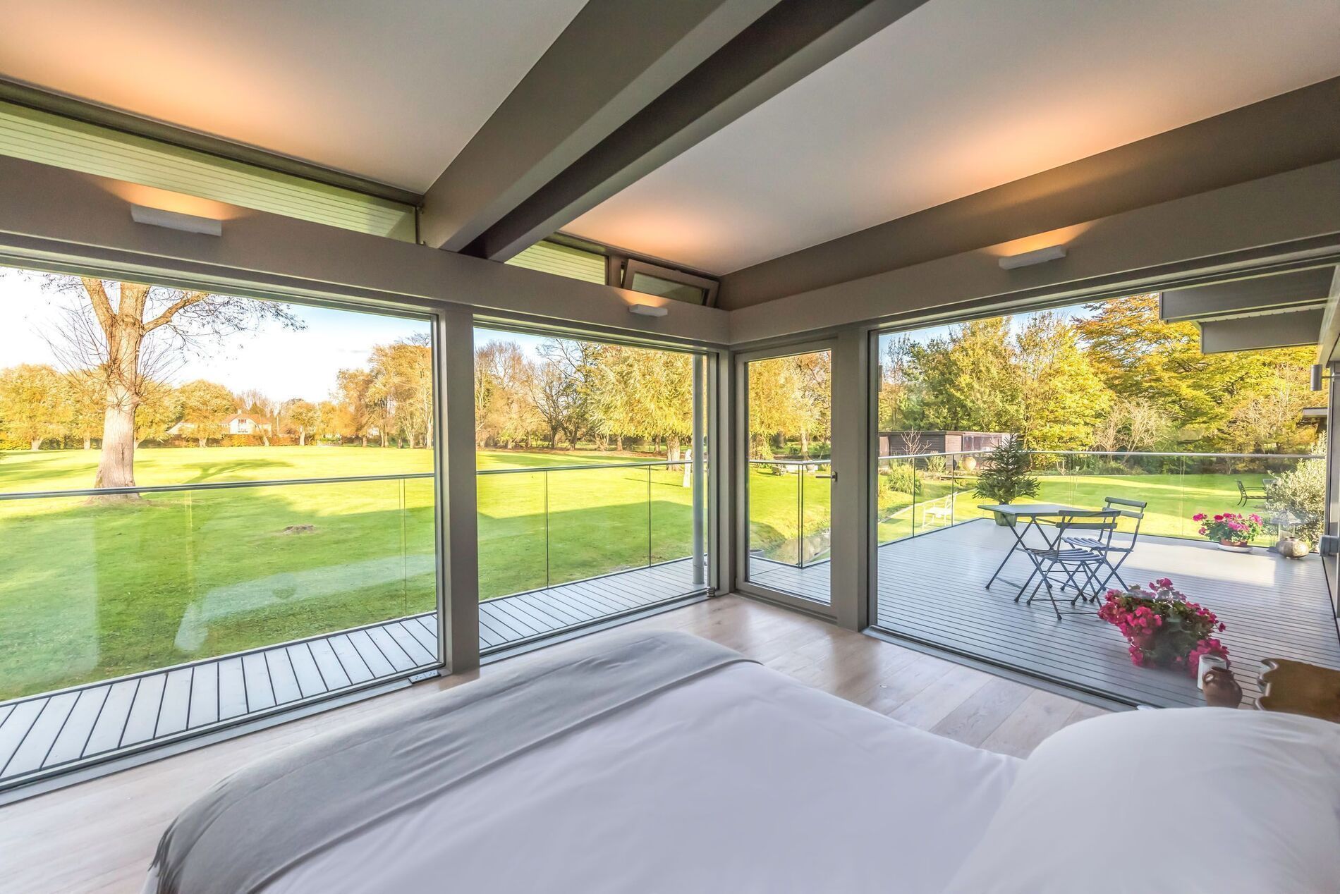 Stilvoller HUF Anbau mit harmonischem Wohnraum Modernes Schlafzimmer mit Blick auf den Garten und elegante Architektur