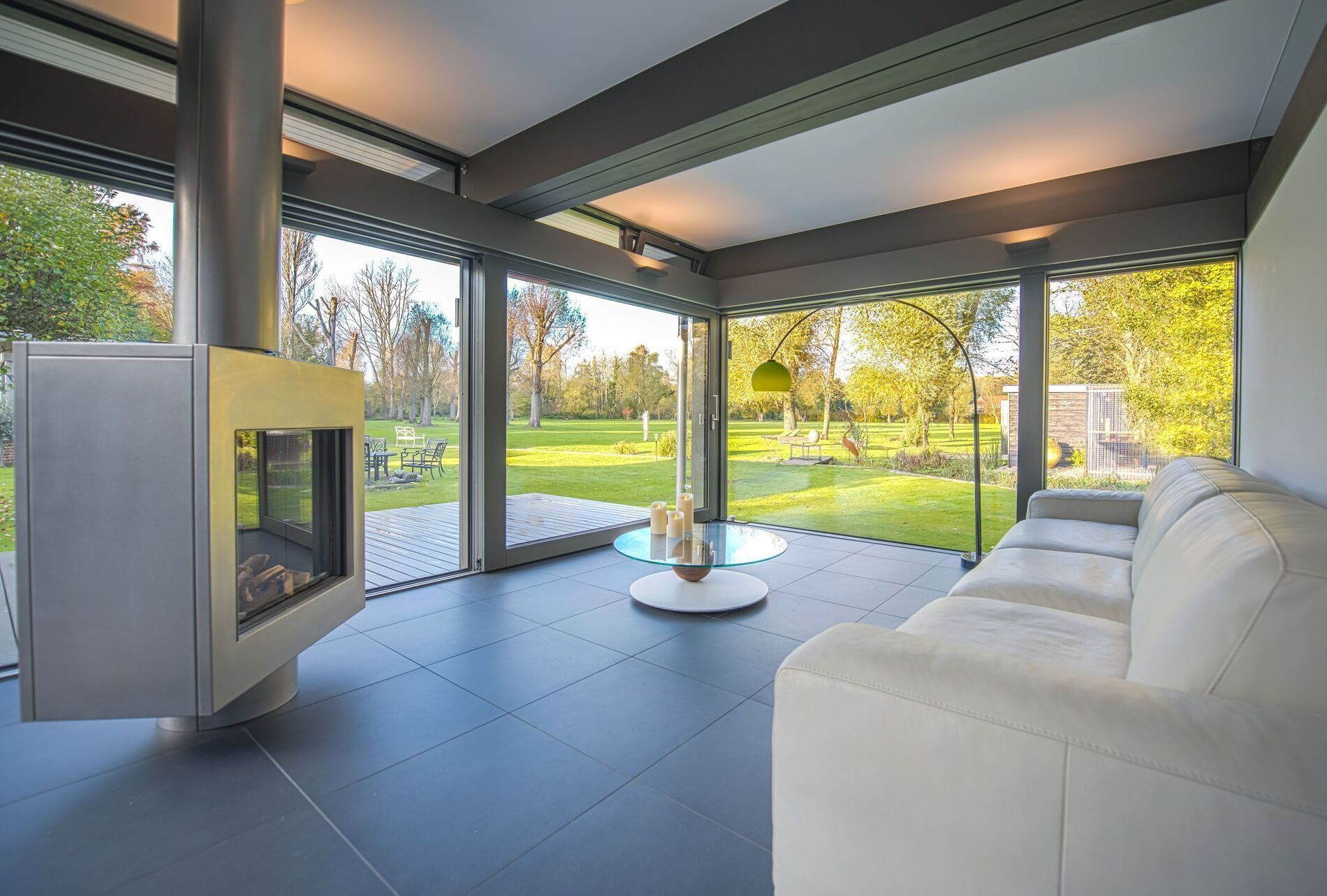 Stylischer HUF Anbau mit Blick ins Grüne Gemütlicher Wohnraum im HUF Anbau mit modernem Design und Gartenblick