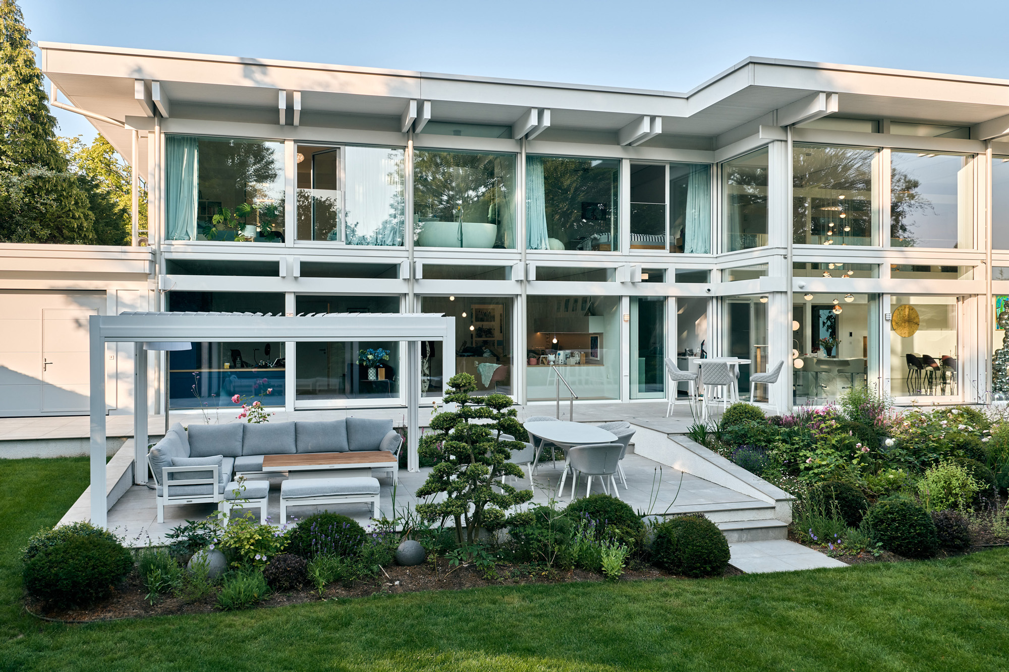 Moderne weiße Villa mit Flachdach von HUF Architekten Architektenhaus mit moderner Gestaltung und Gartenlandschaft