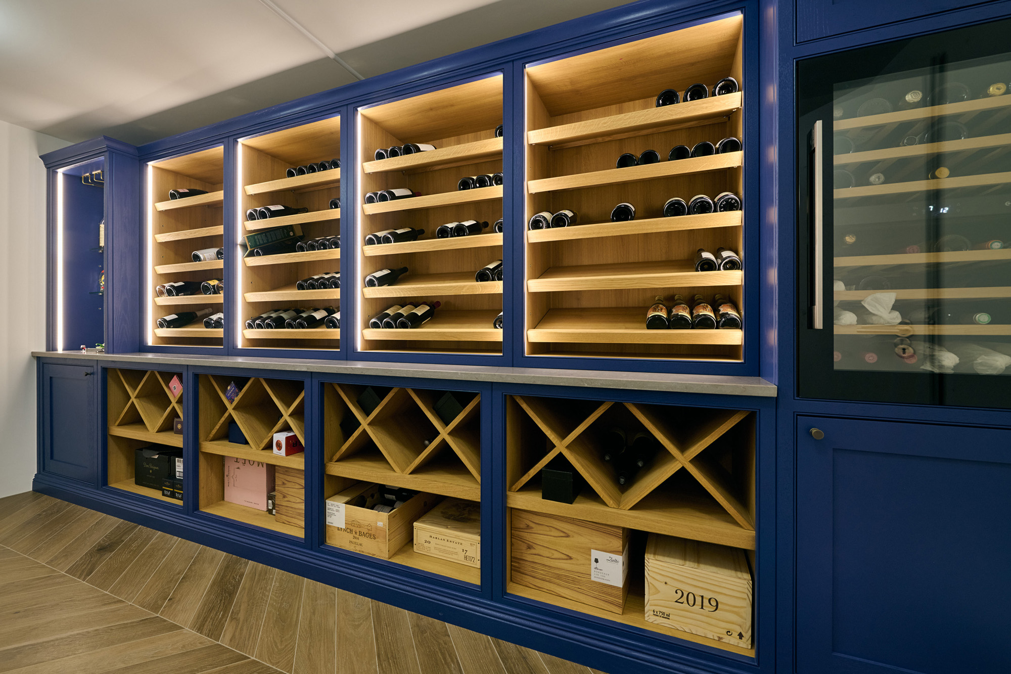 Moderne Weinlagerung in stilvollem Design Weinregal mit Holzregalen und eleganter Beleuchtung