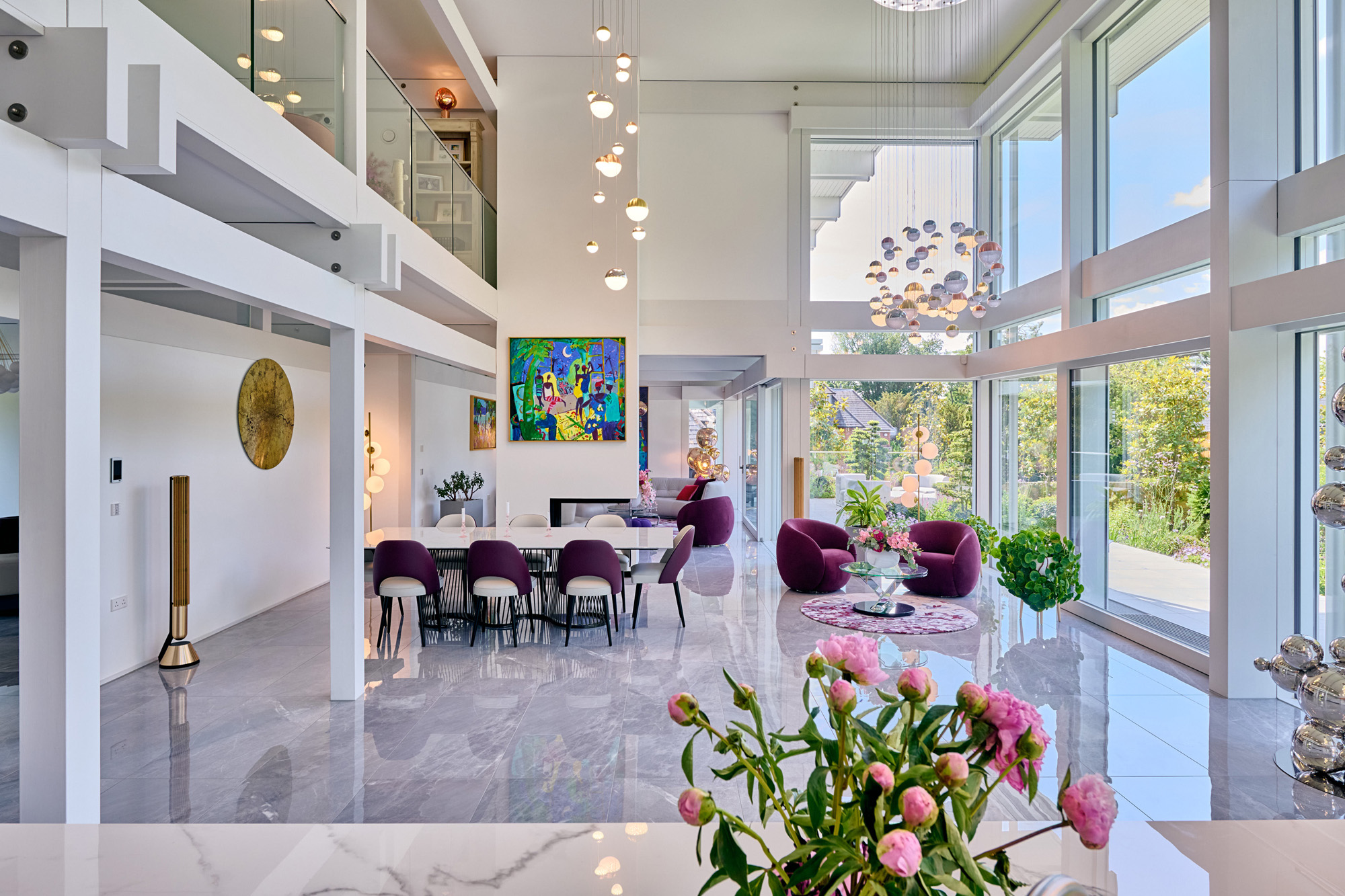 Moderner Wohnbereich eines Architektenhauses mit Flachdach Helle, offene Wohnstruktur mit großen Fenstern und moderner Einrichtung