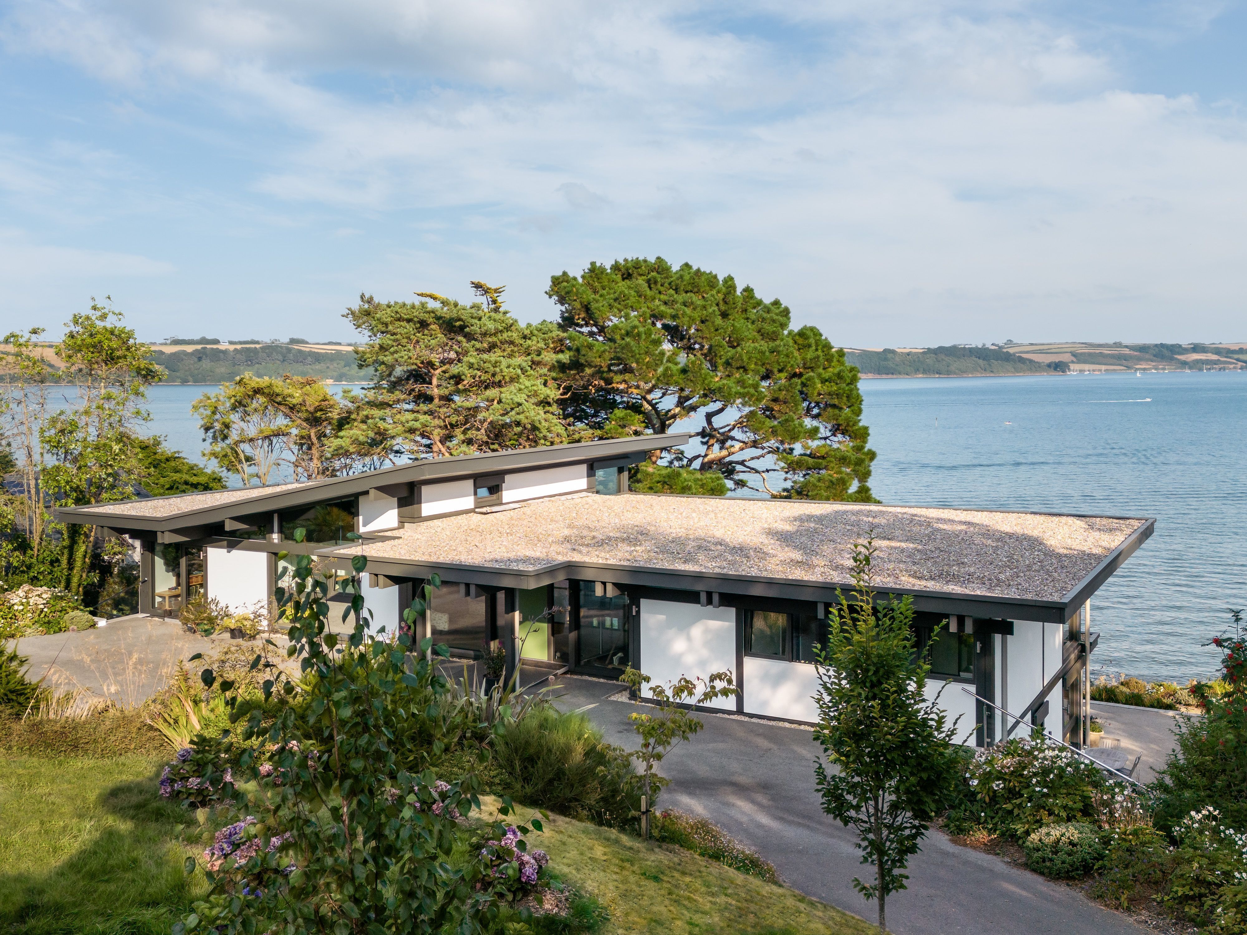 Moderne Architektur mit Blick auf das Wasser und Umgebung