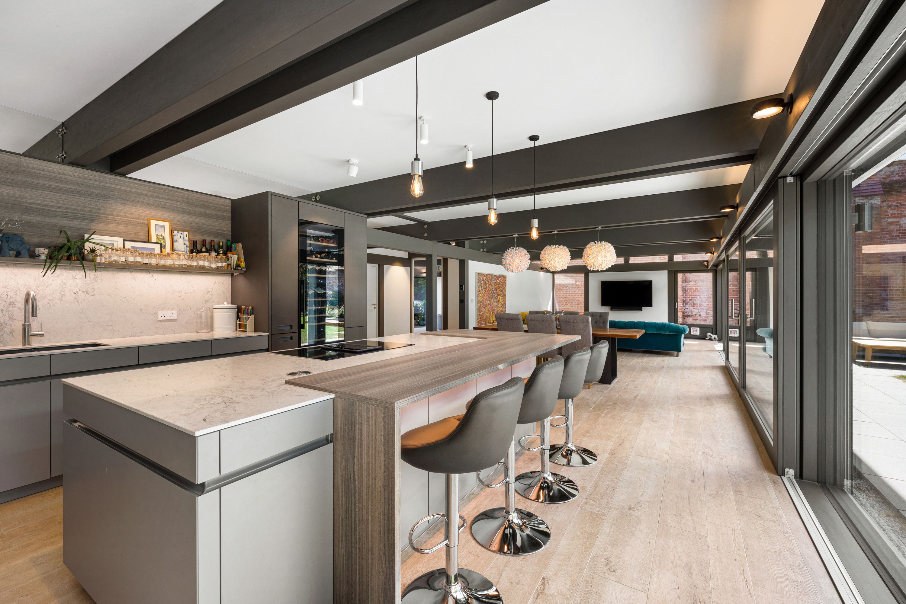 HUF Haus: elegante, moderne Küche mit Bar und viel Licht