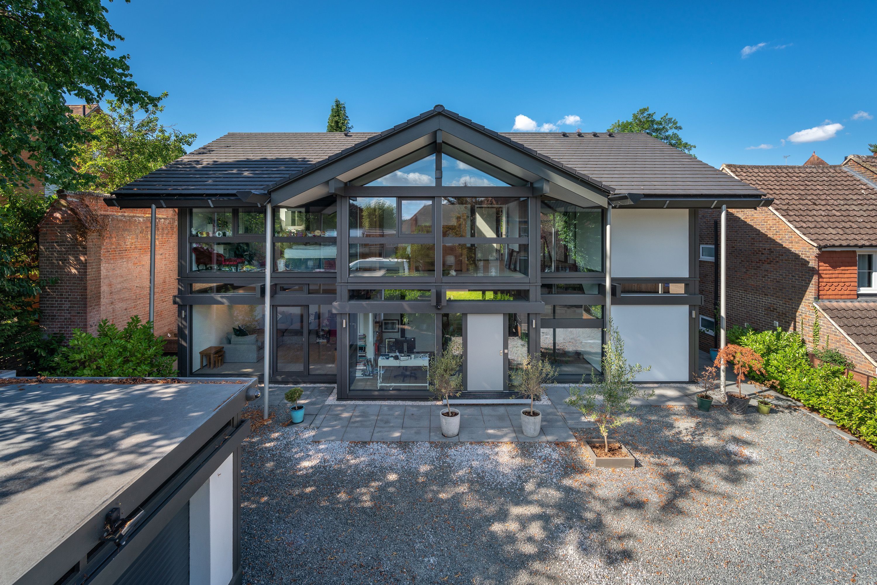 Modernes Stadthaus von HUF Haus Fassade eines modernen Stadthauses mit großen Fenstern und Garten