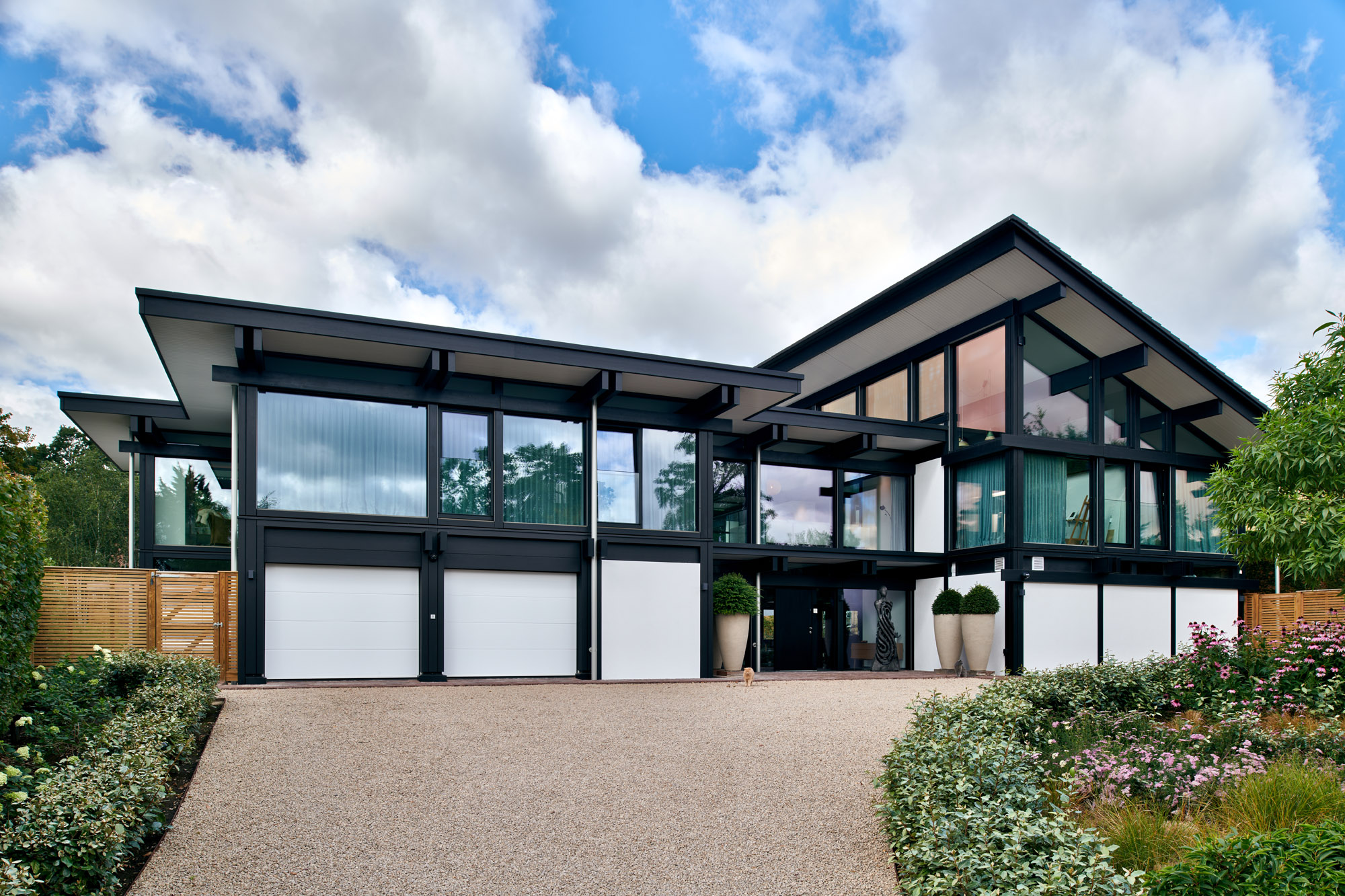 Modernes Haus von HUF mit lichtdurchfluteten Wohnräumen Ein hochwertiges Haus mit modernem Design und großflächigen Fenstern