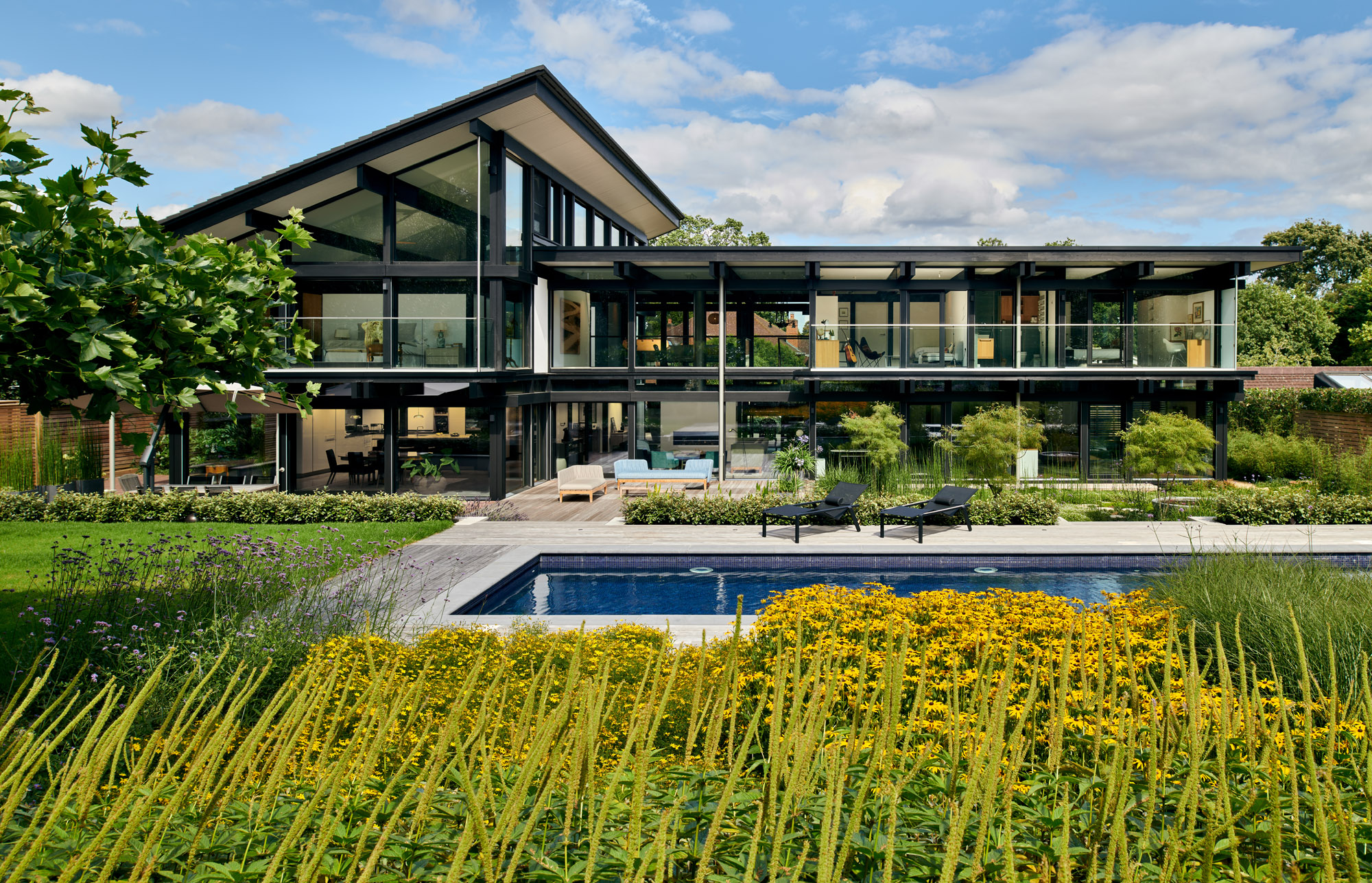 HUF Haus mit lichtdurchfluteten Räumen und Swimmingpool