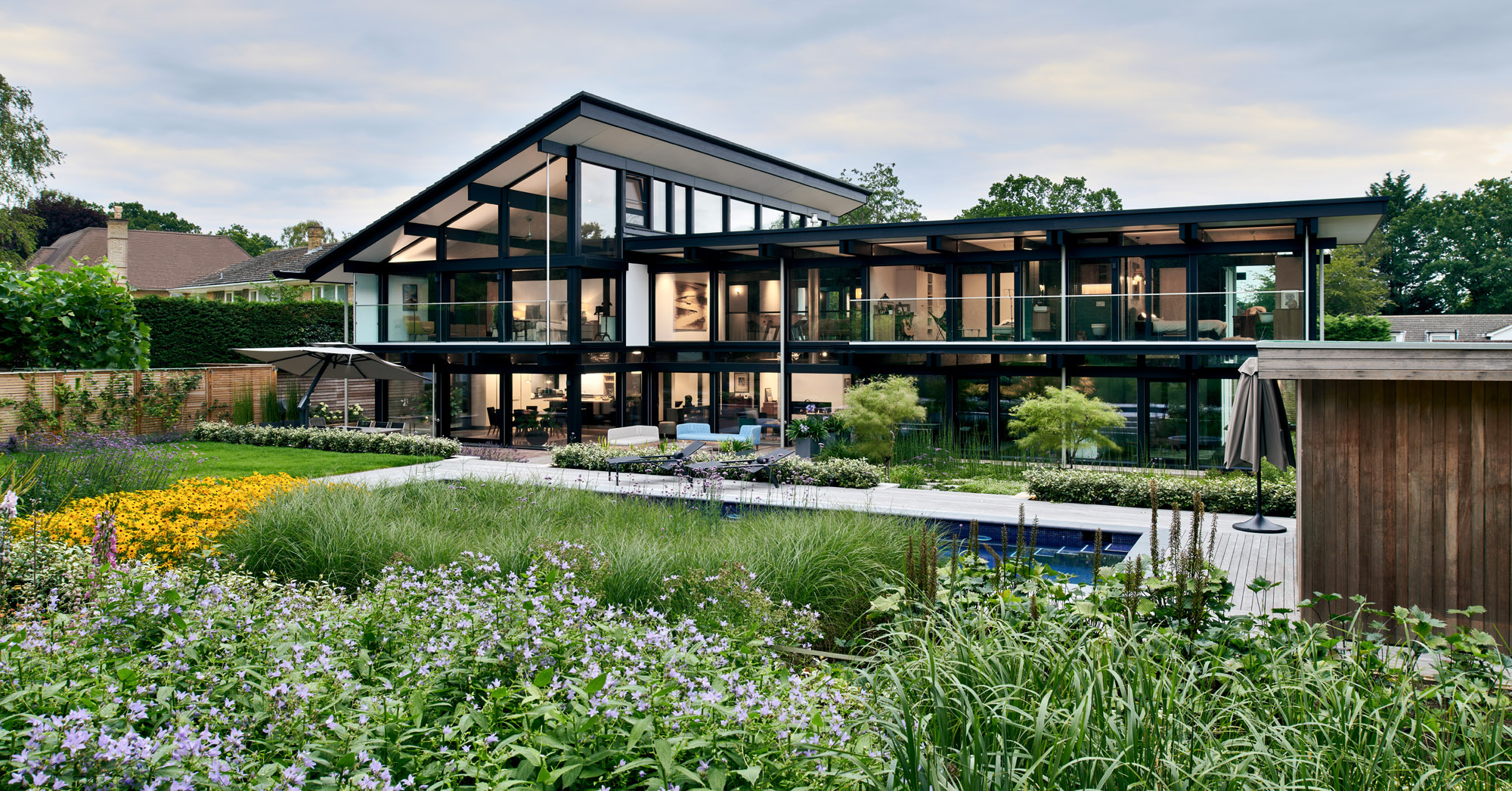 Modernes Haus von HUF mit lichtdurchfluteten Wohnräumen Ein hochwertiges Wohnkonzept mit Garten und modernem Design
