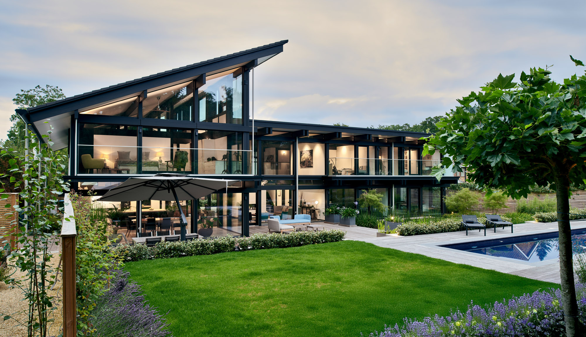Moderner Neubau von HUF mit lichtdurchfluteten Räumen Luxuriöses Haus mit Pool und Garten, modernes Design von HUF