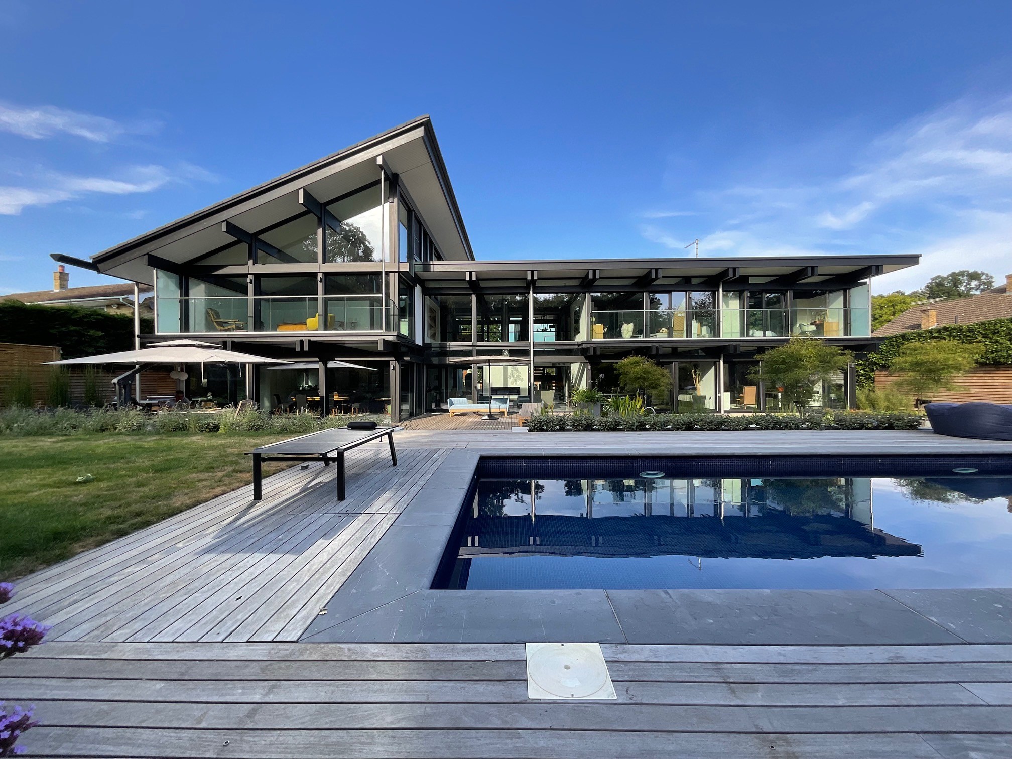 Modernes Haus von HUF mit Pool und Garten Hochwertiges Wohnkonzept mit lichtdurchflutetem Design und großzügigen Wohnräumen