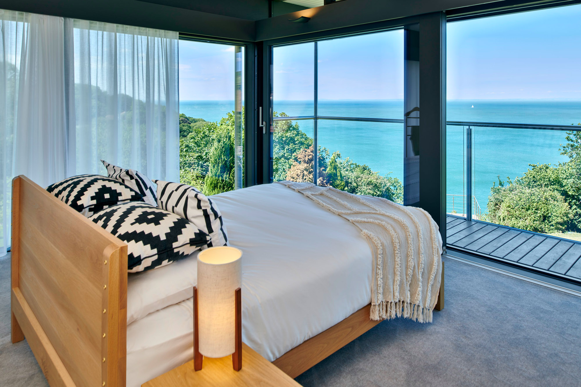 Schlafzimmer im HUF Haus mit Blick auf das Meer und moderne Einrichtung