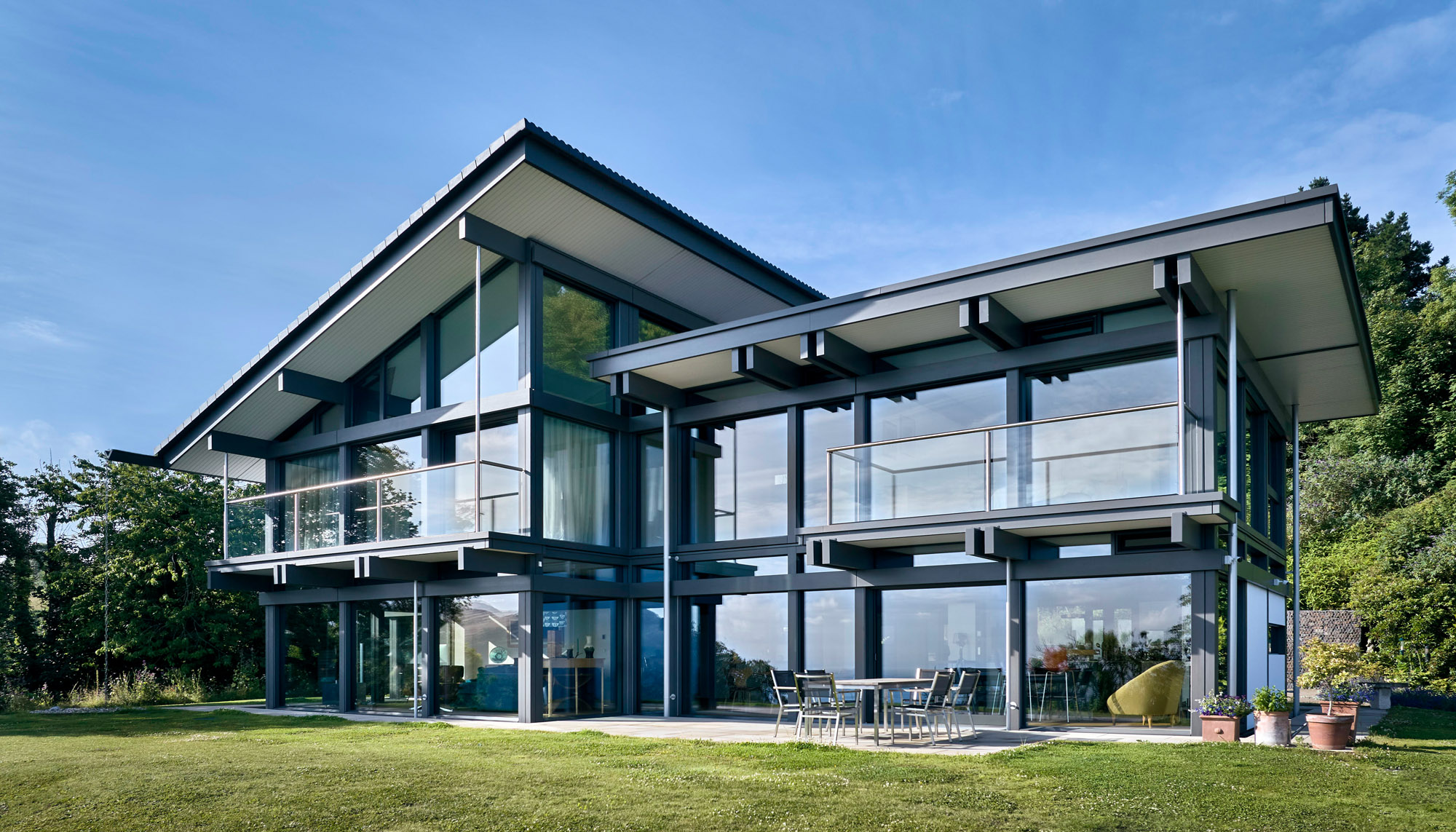Stilvolles HUF Designhaus mit großflächigen Fenstern und Balkon