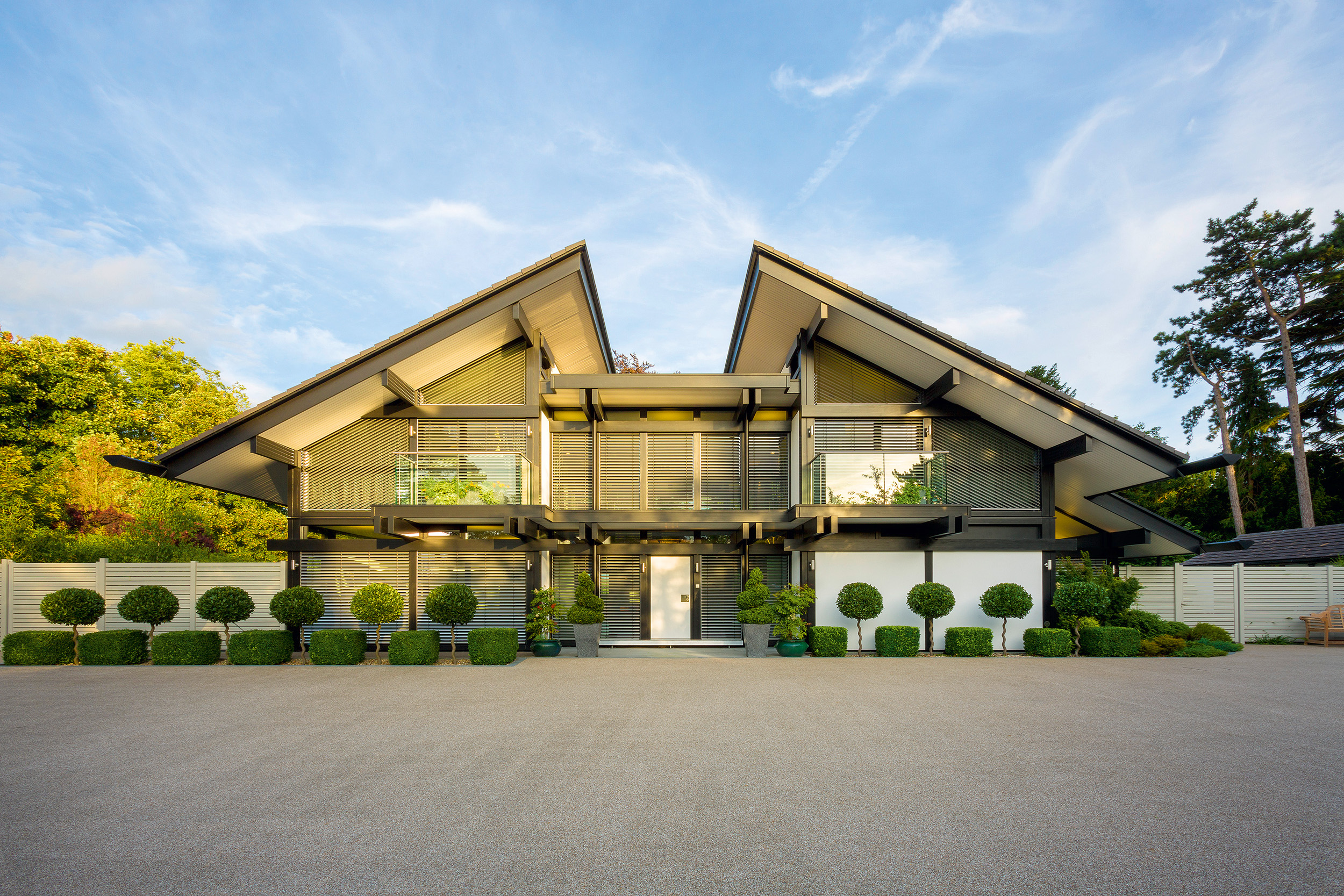 Moderner Wohnsitz mit stilvollem Design und Gartenansicht