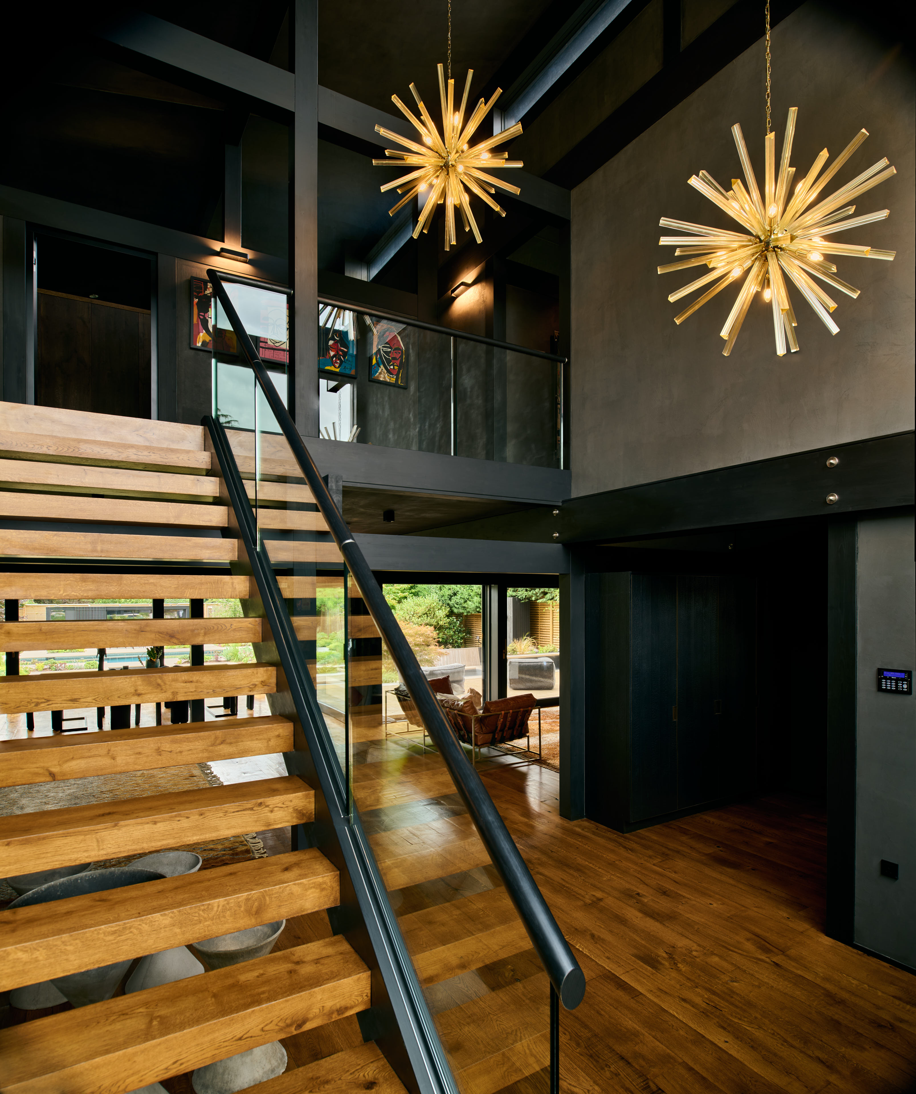 Innenansicht eines HUF Hauses mit Holztreppe und modernen Lampen