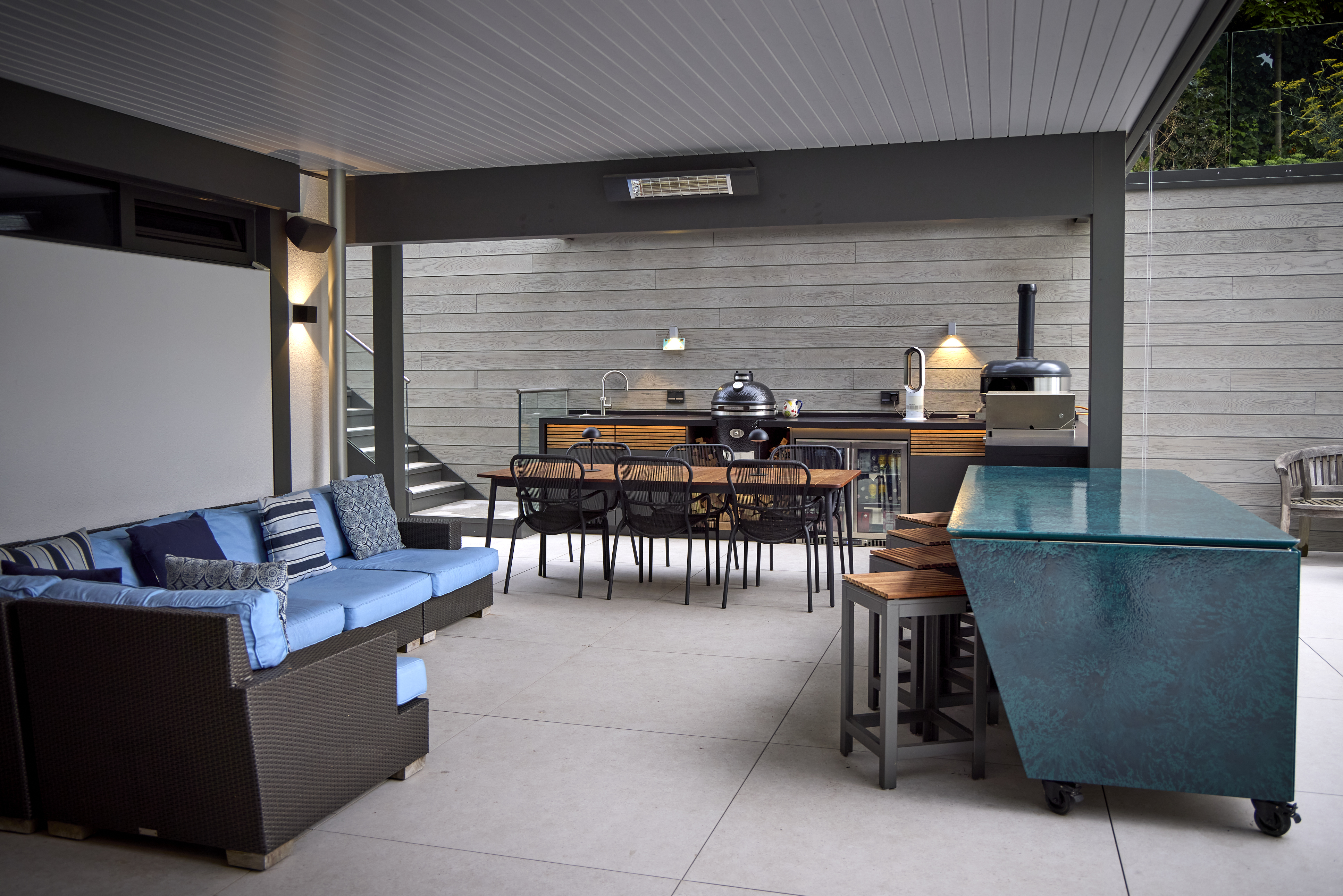 Terrassenansicht mit Sofa, Grill und Essbereich