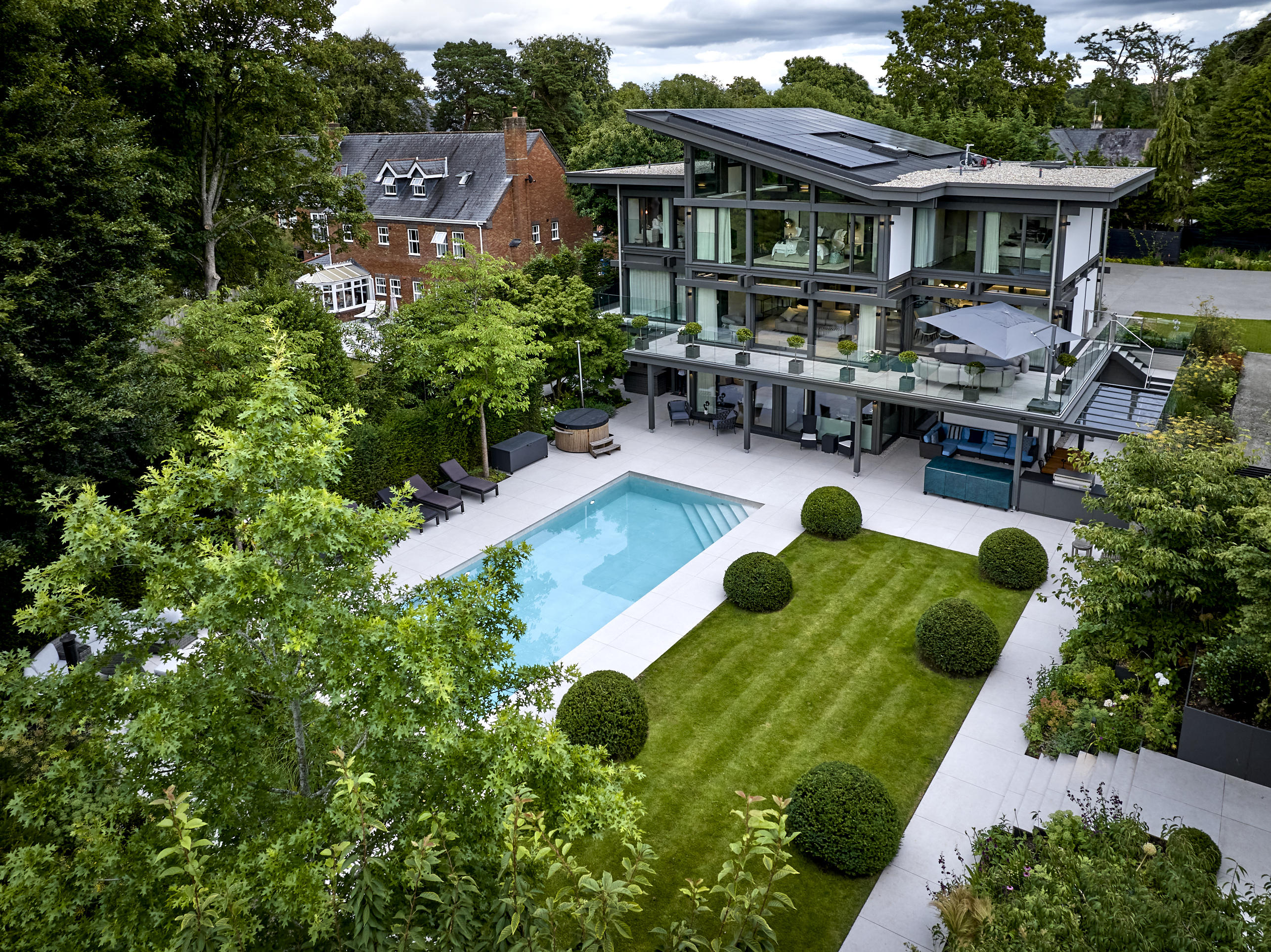 Elegantes HUF Haus mit Schwimmbad und gepflegtem Garten