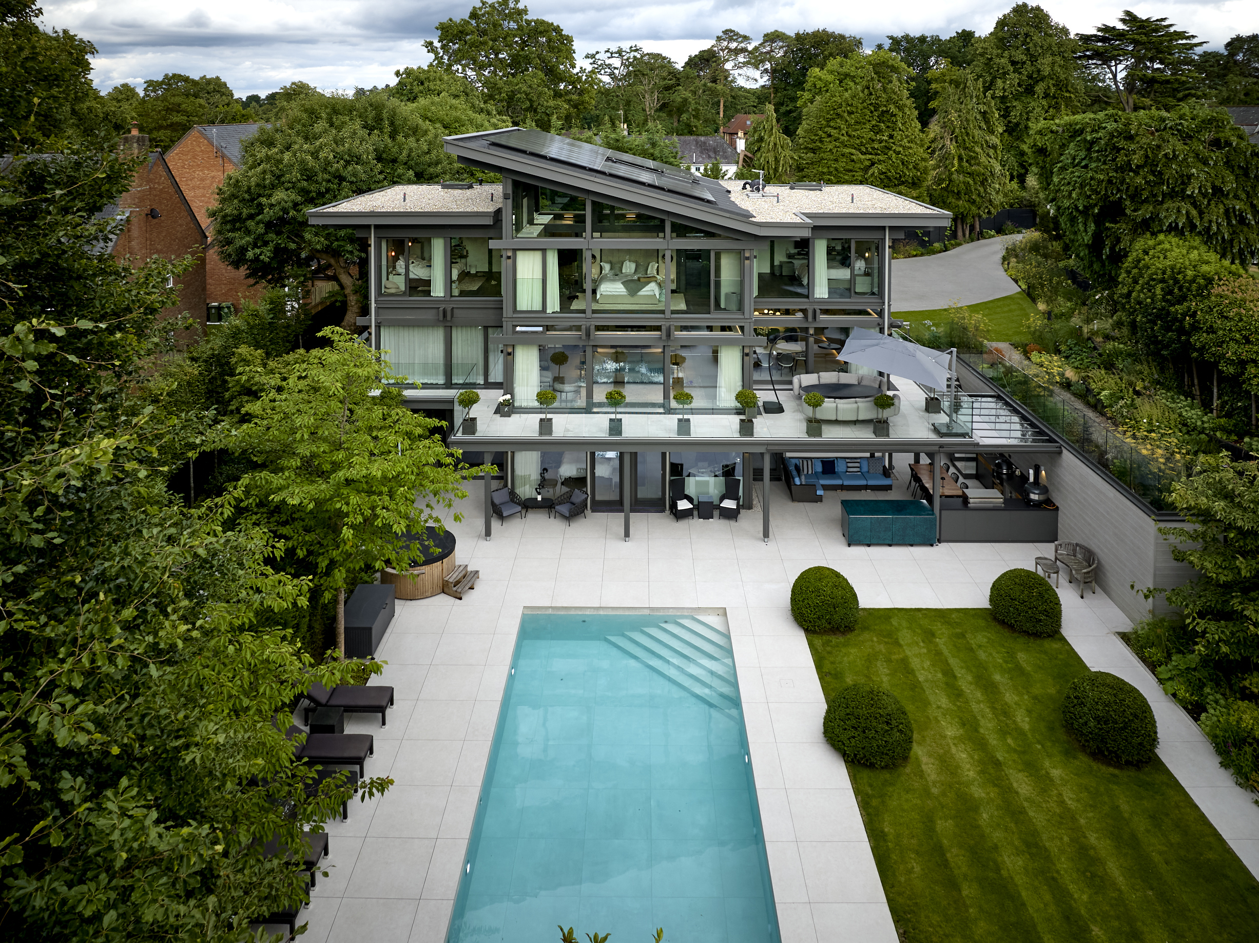 Elegantes HUF Haus mit Pool und gepflegtem Außenbereich