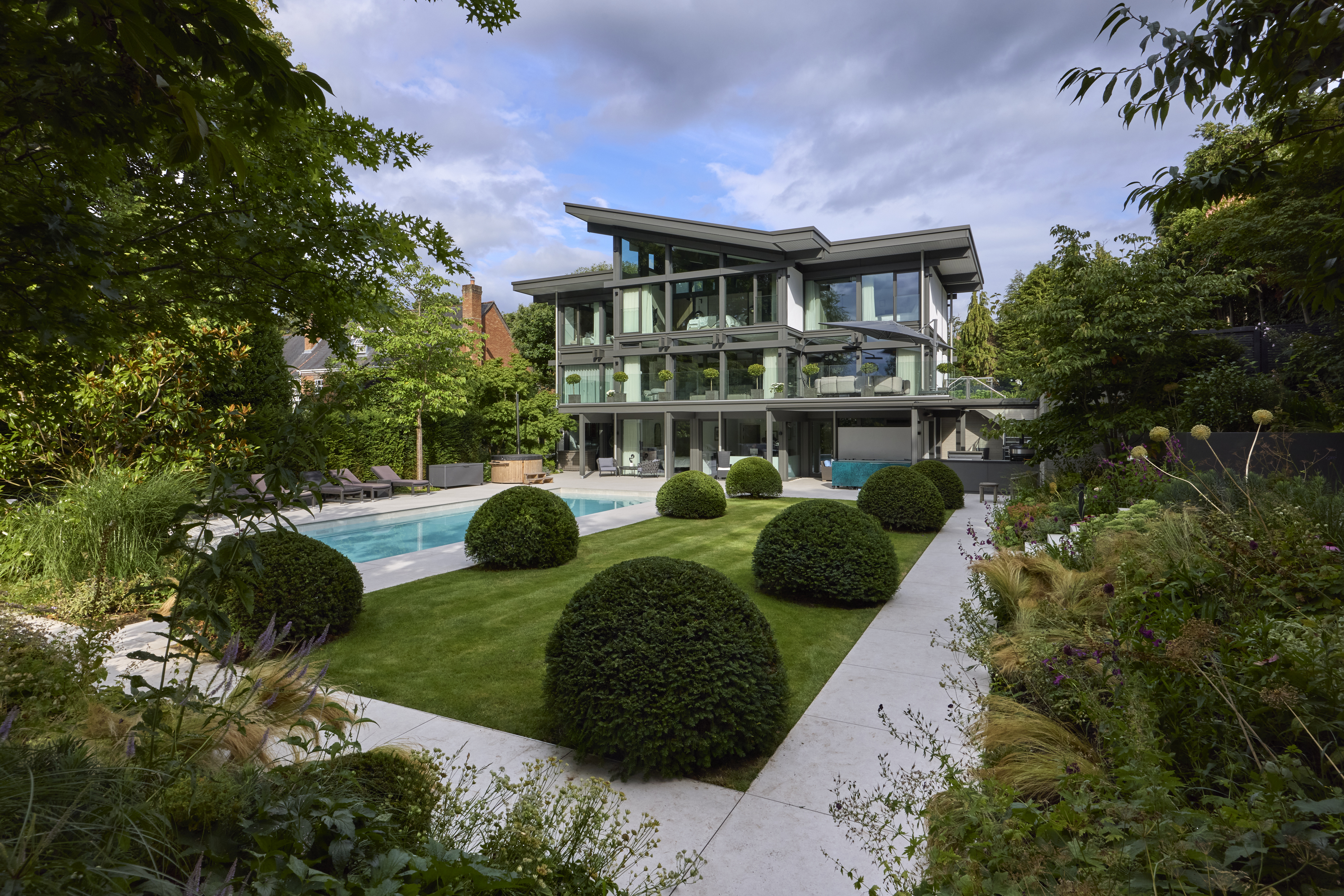 Stilvolles HUF Haus mit Pool und grüner Landschaftsgestaltung