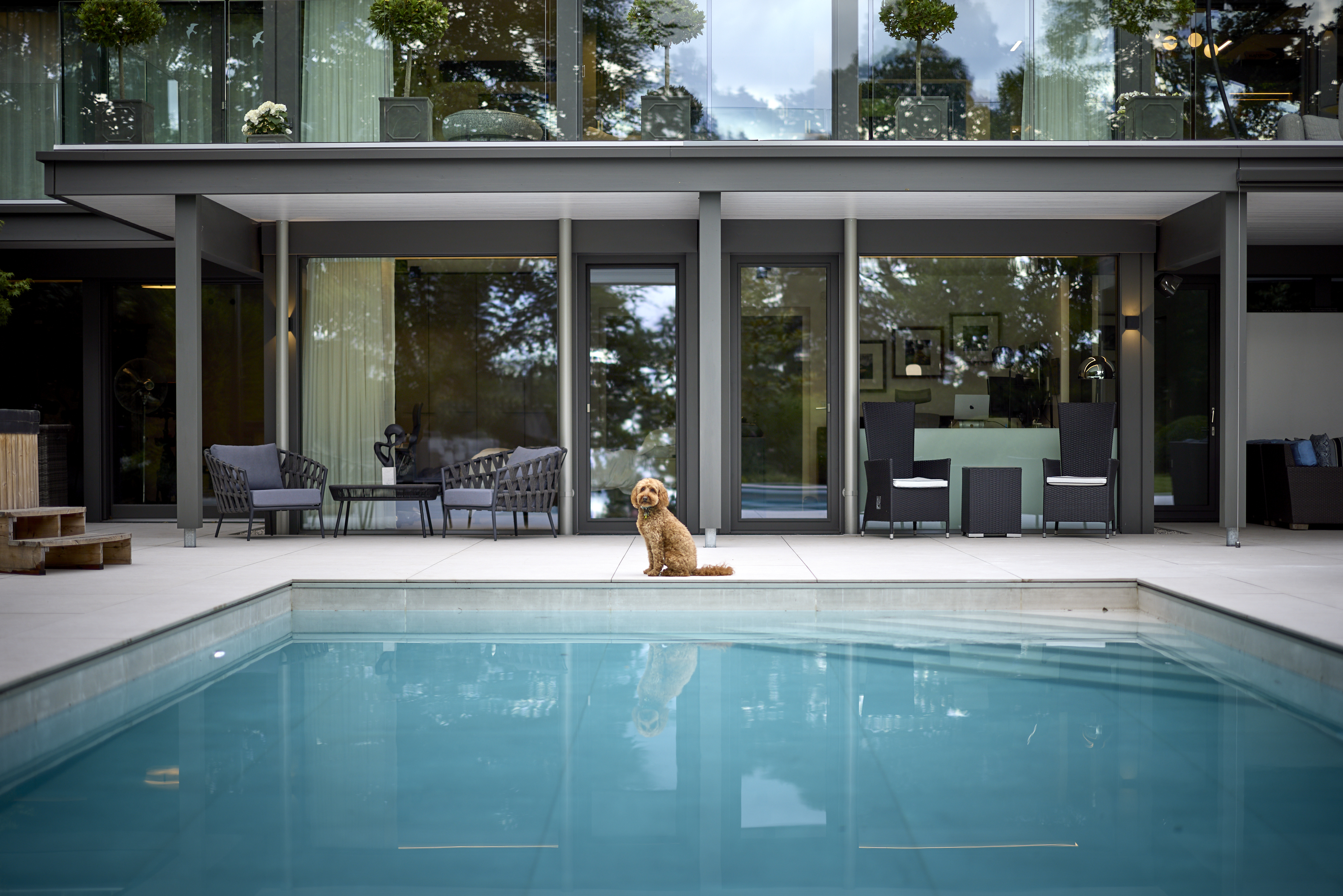 Elegantes HUF Haus mit Pool und entspannender Atmosphäre im Garten