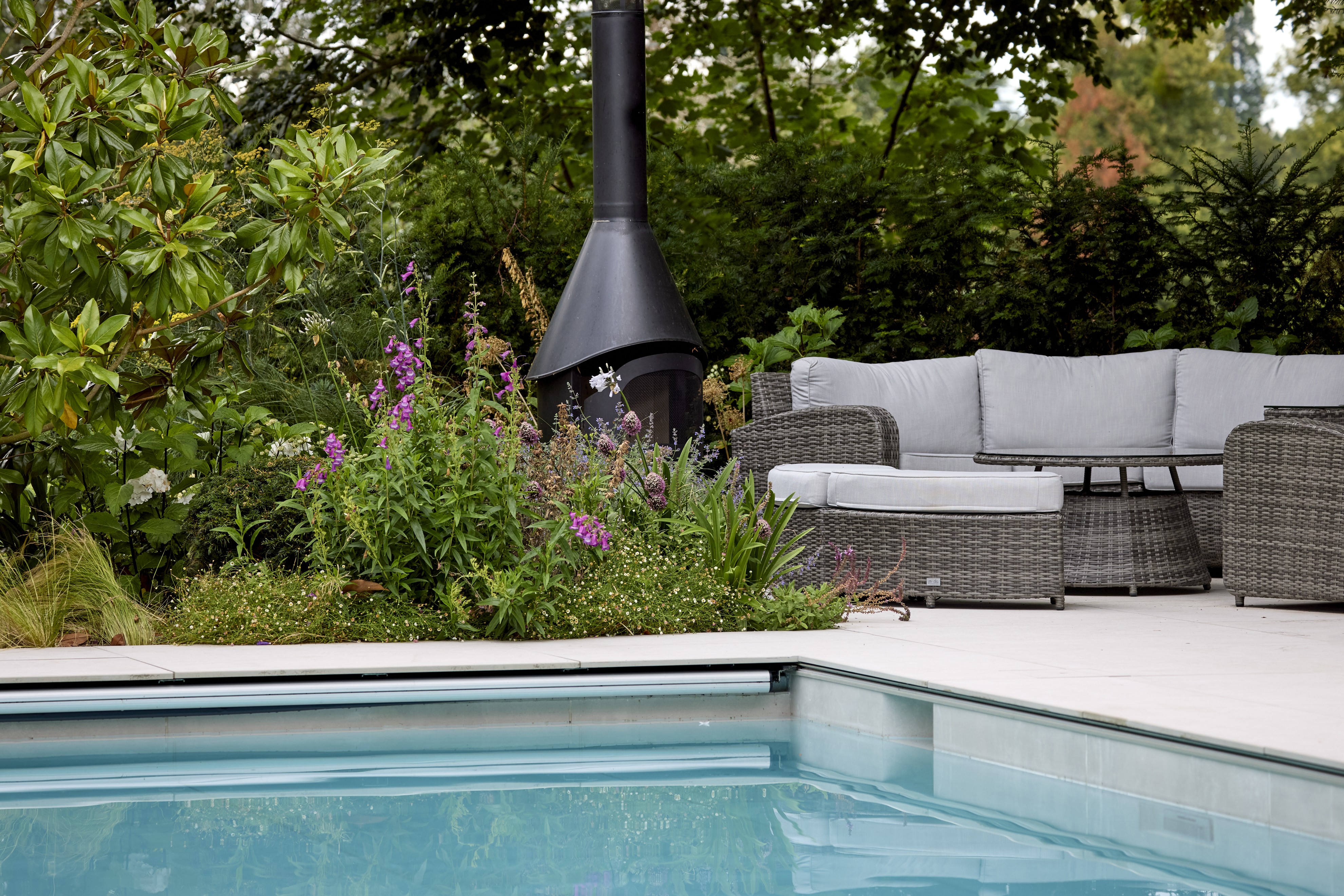 Modernes HUF Haus mit Pool und gemütlichem Sitzbereich