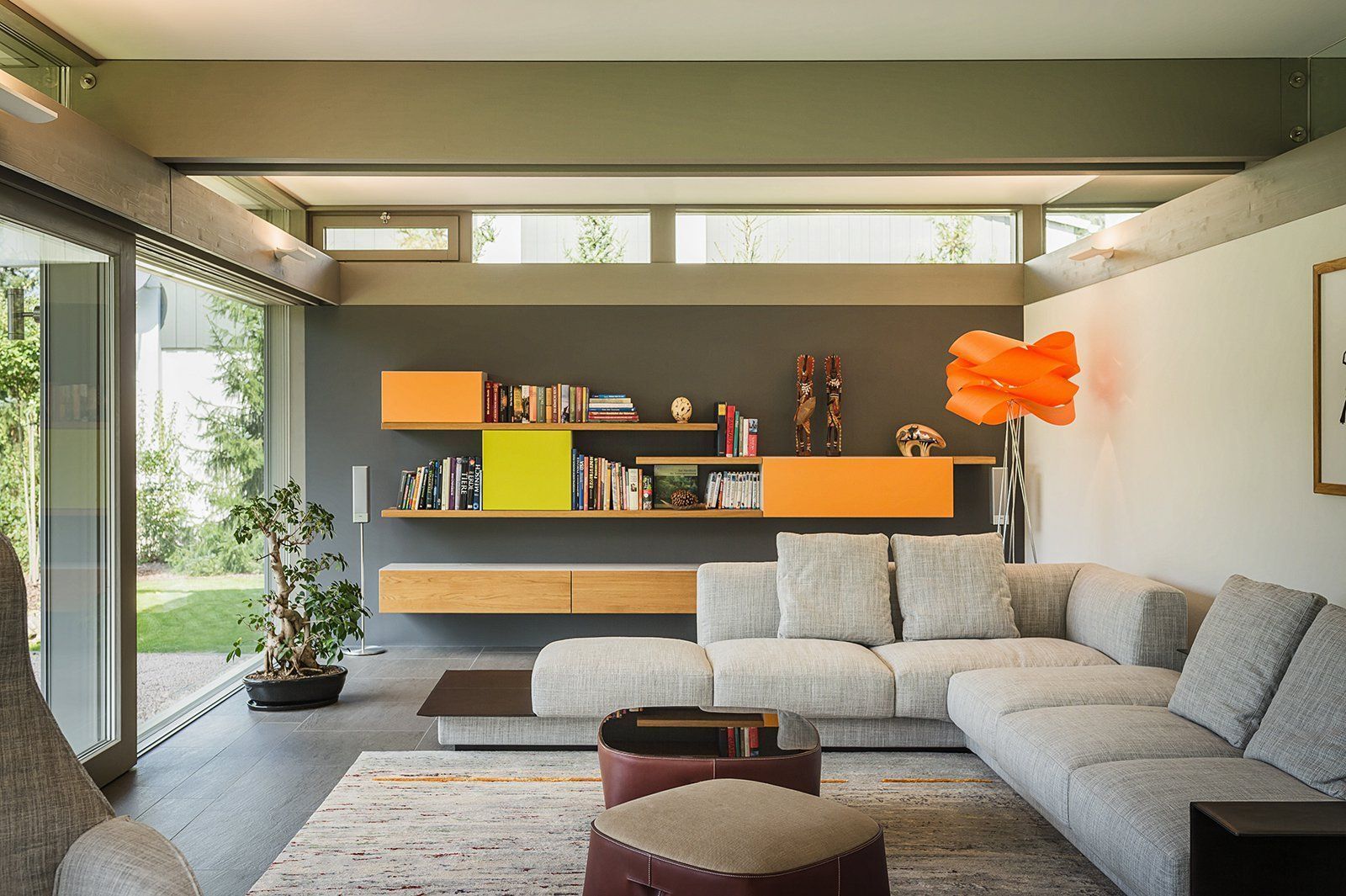 Modernes Wohnzimmer mit exklusiver Architektur Hell und offen gestaltetes Wohnzimmer mit moderner Einrichtung und Dekoration.