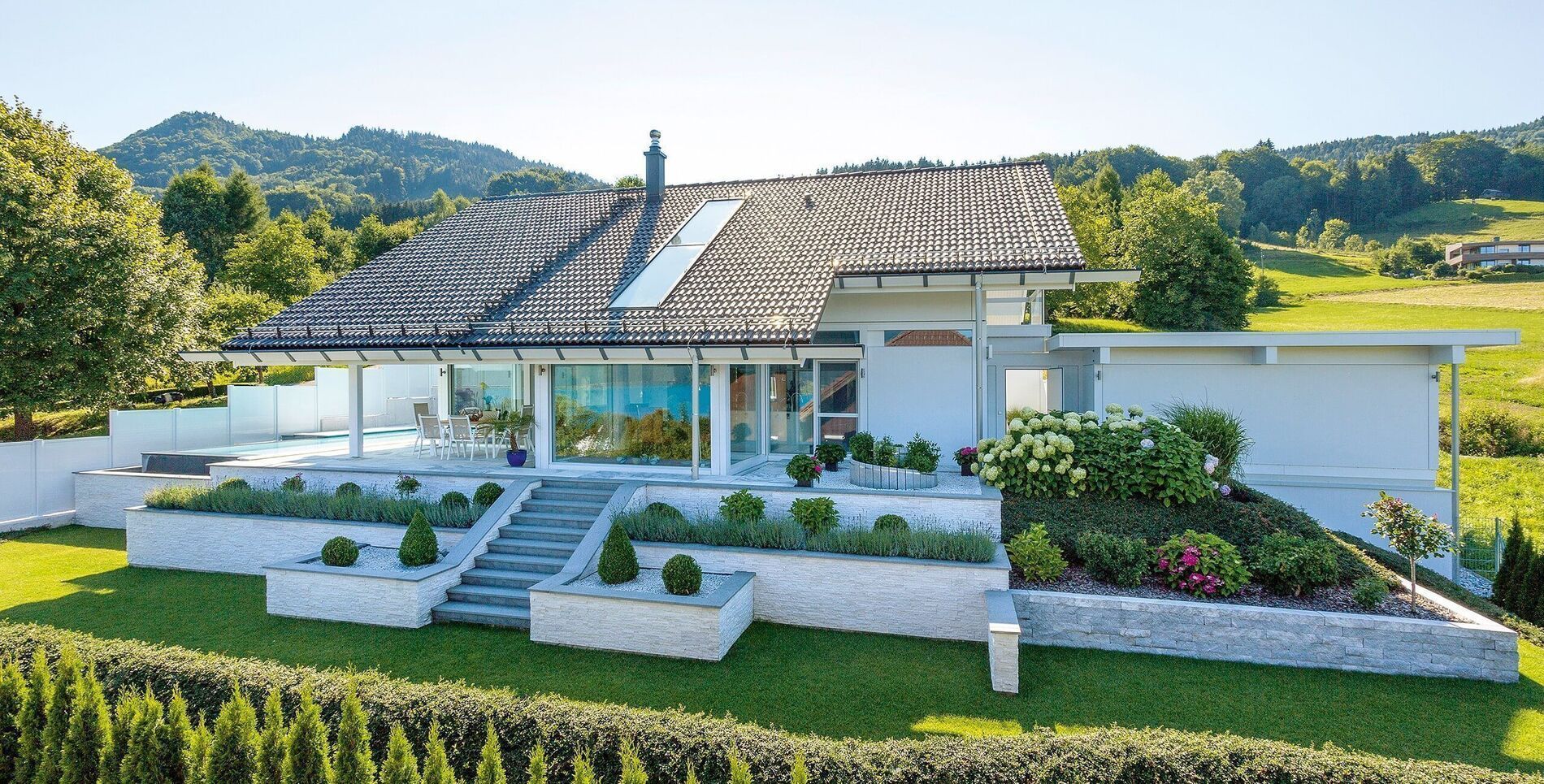 Header HUF Haus ART 3 1 Häuseransicht mit großzügigem Garten und umliegender Natur