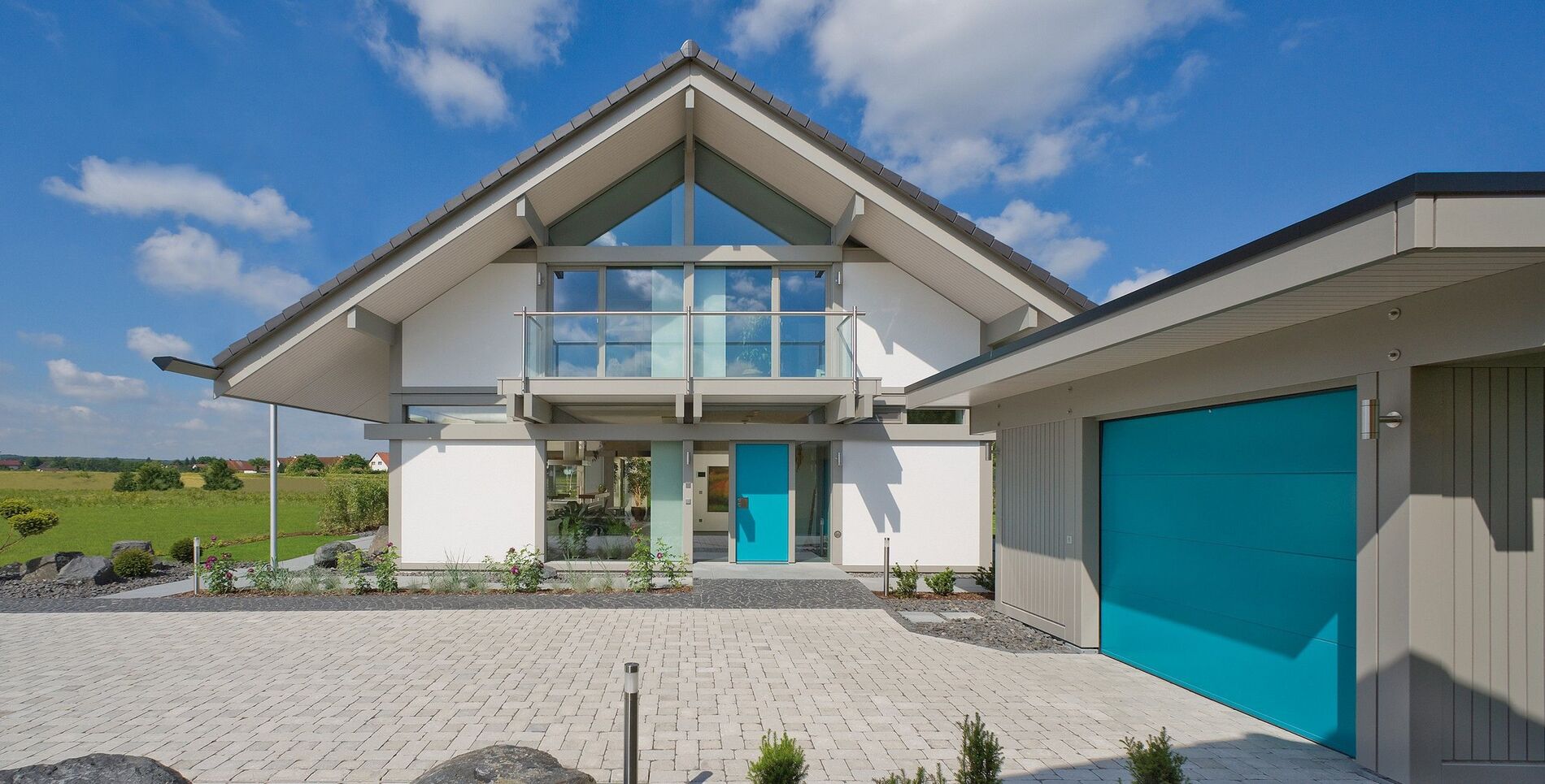 Einfamilienhaus mit auffälligen blauen Akzenten und klaren Linien