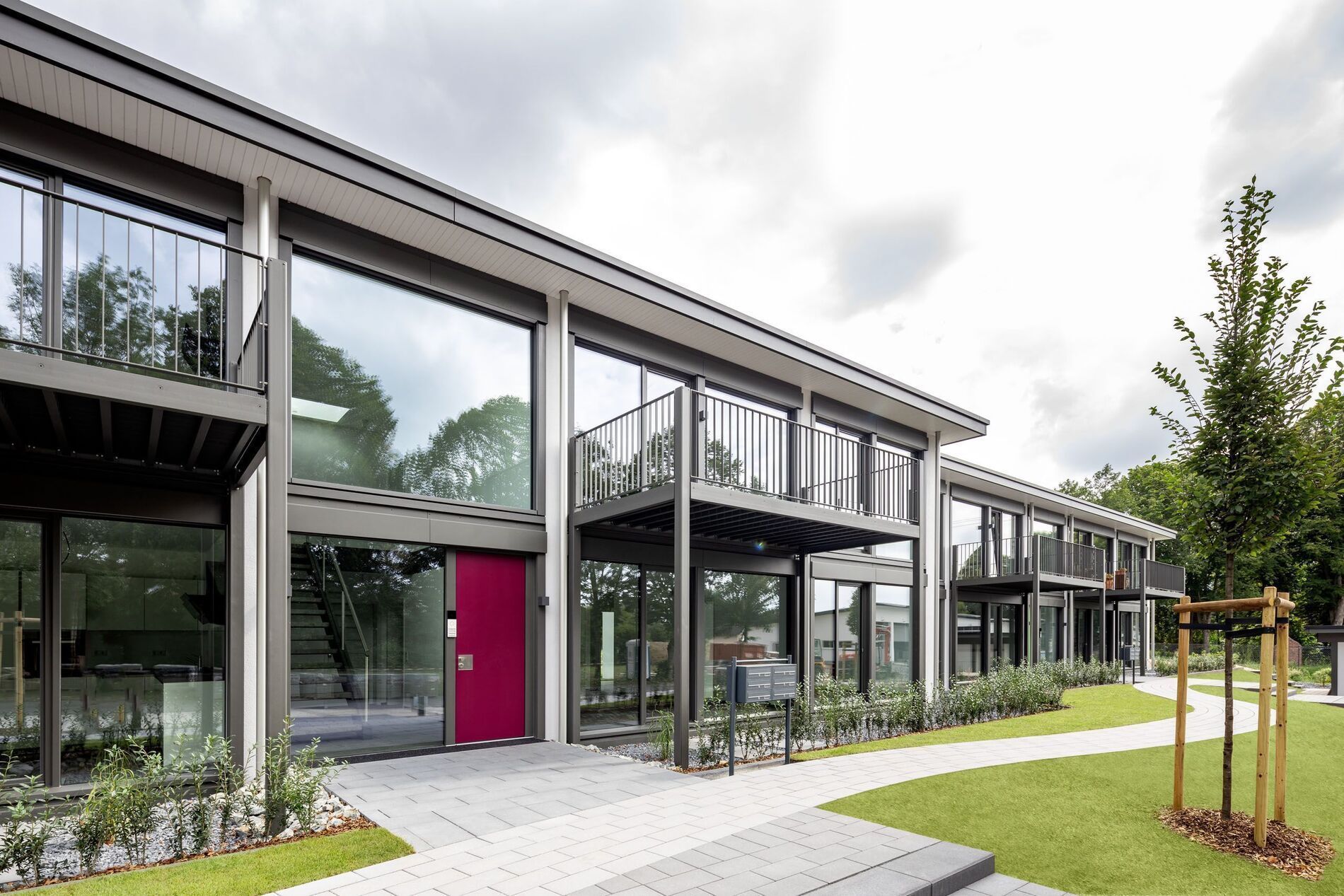 Moderne Fertighäuser in Hybridbauweise Fertighäuser mit Glasfassade und modernen Designelementen