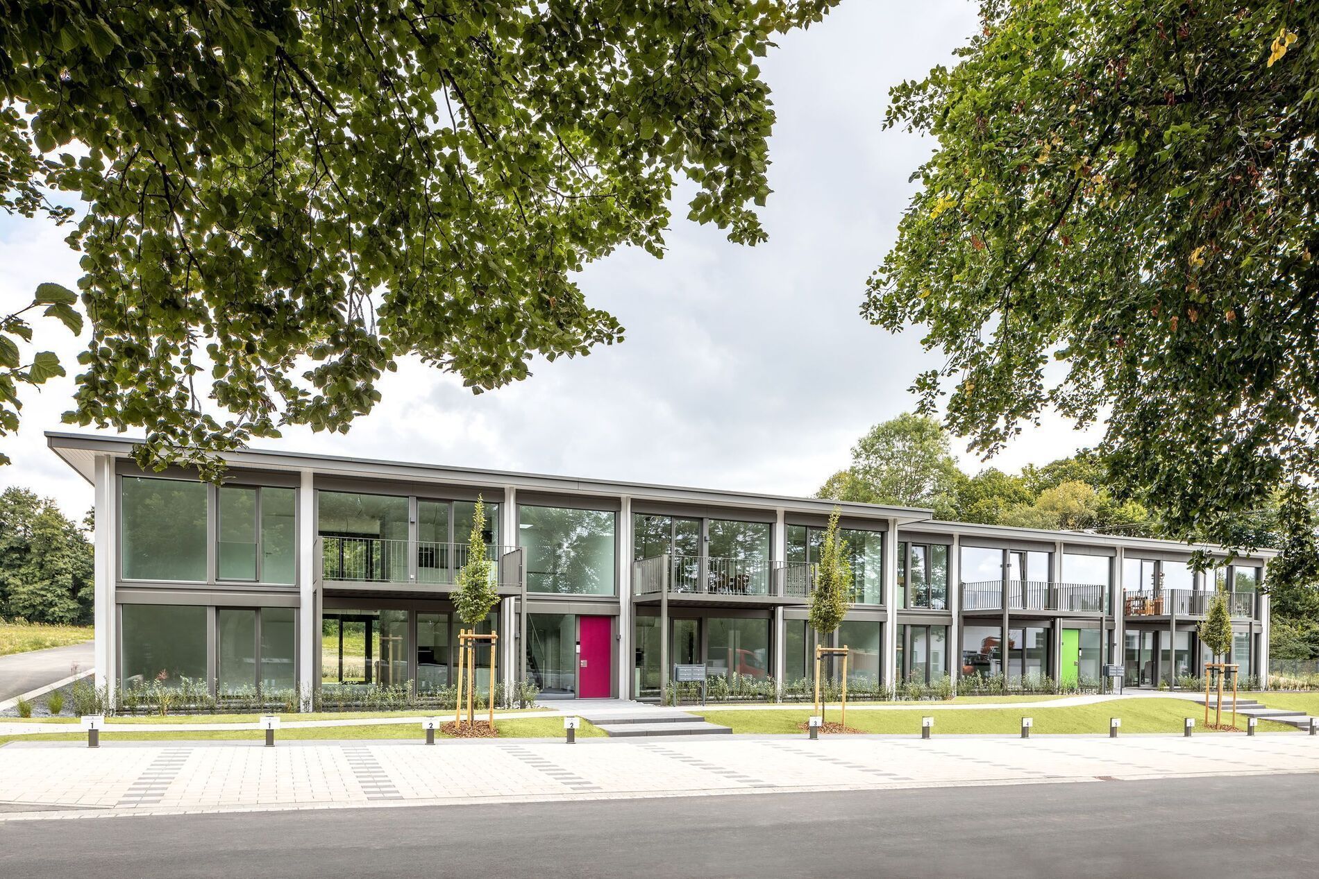 Moderne Fertighäuser in Hybridbauweise Fertighäuser mit großen Glasflächen und moderner Architektur